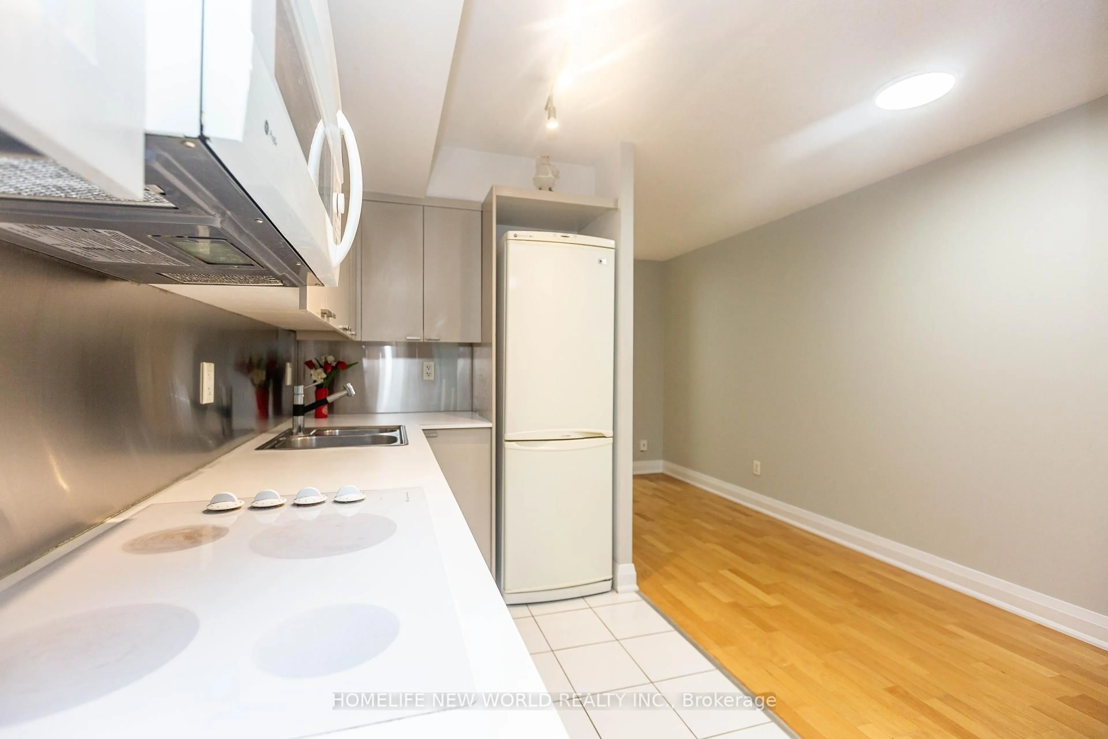 Standard kitchen, unknown for 111 Elizabeth St #951, Toronto Ontario M5G 1P7