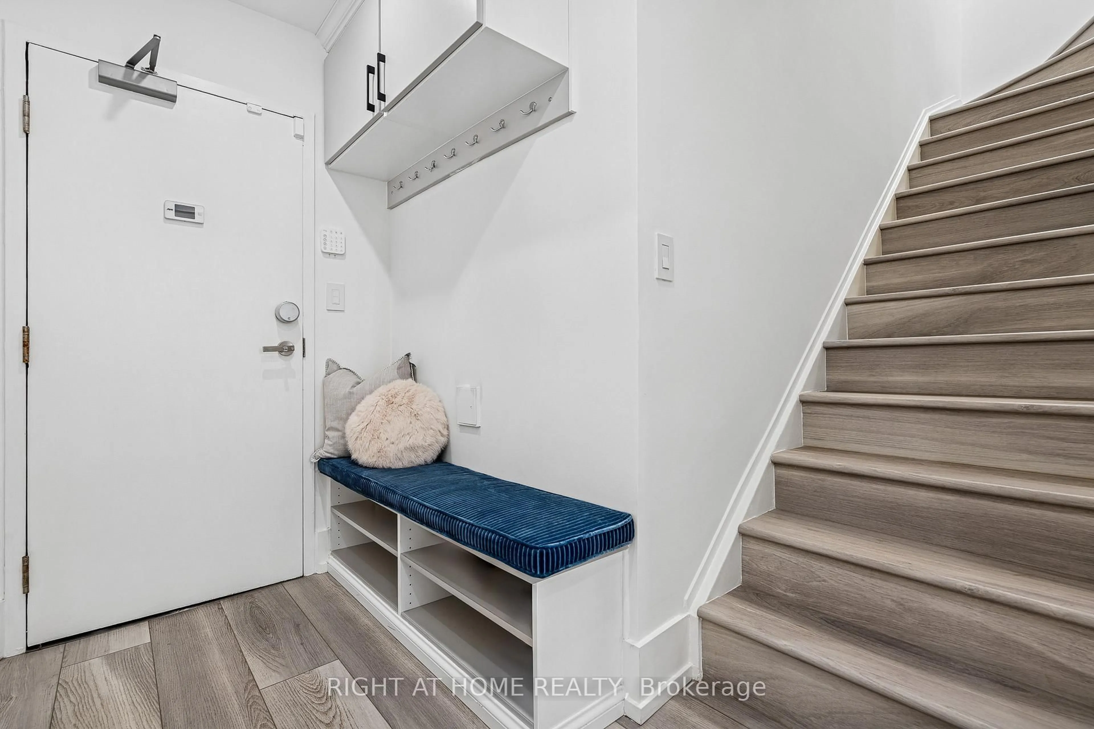 Indoor entryway for 500 Richmond St #118, Toronto Ontario M5V 1Y2