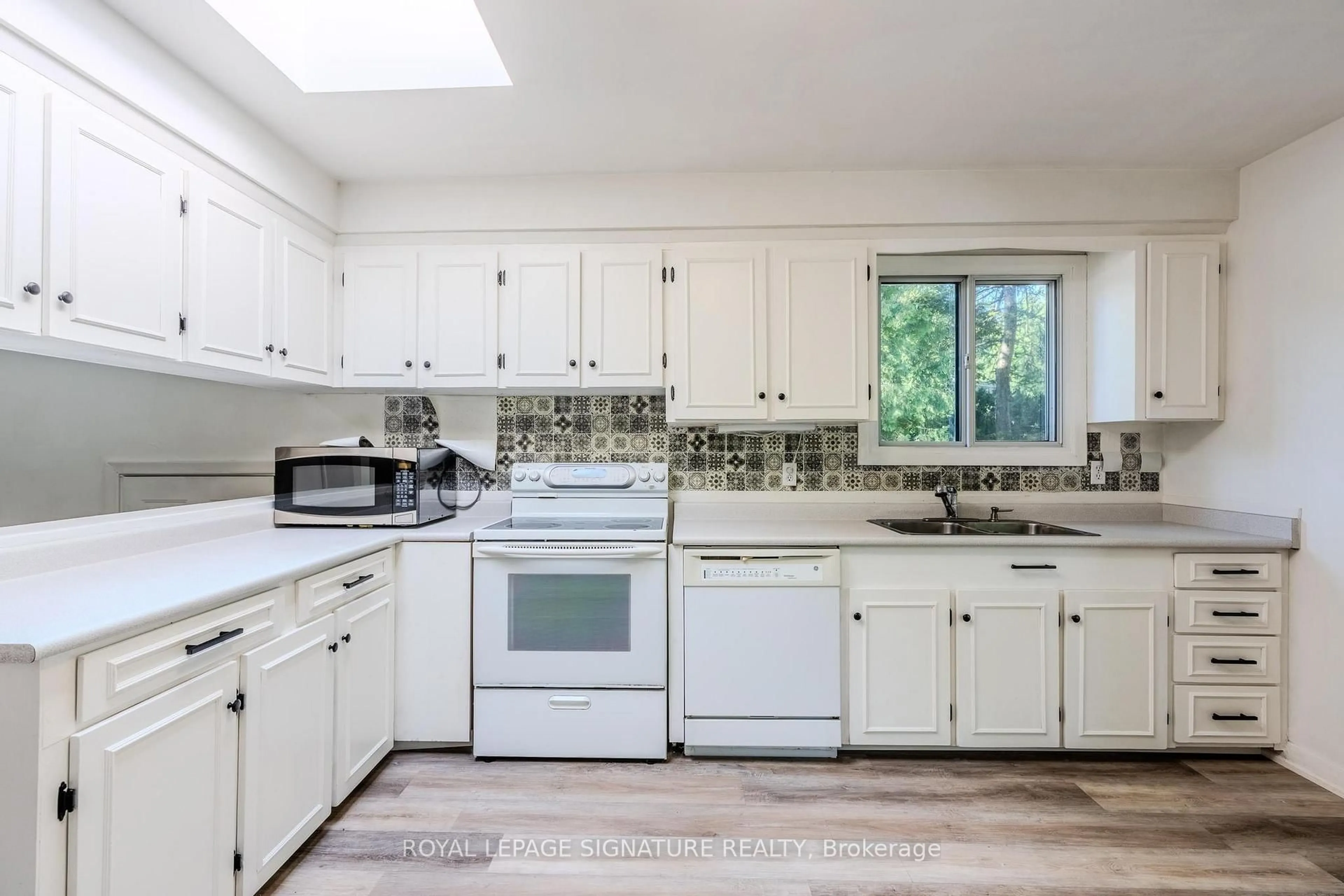 Standard kitchen, unknown for 18 Greengate Rd, Toronto Ontario M3B 1E8