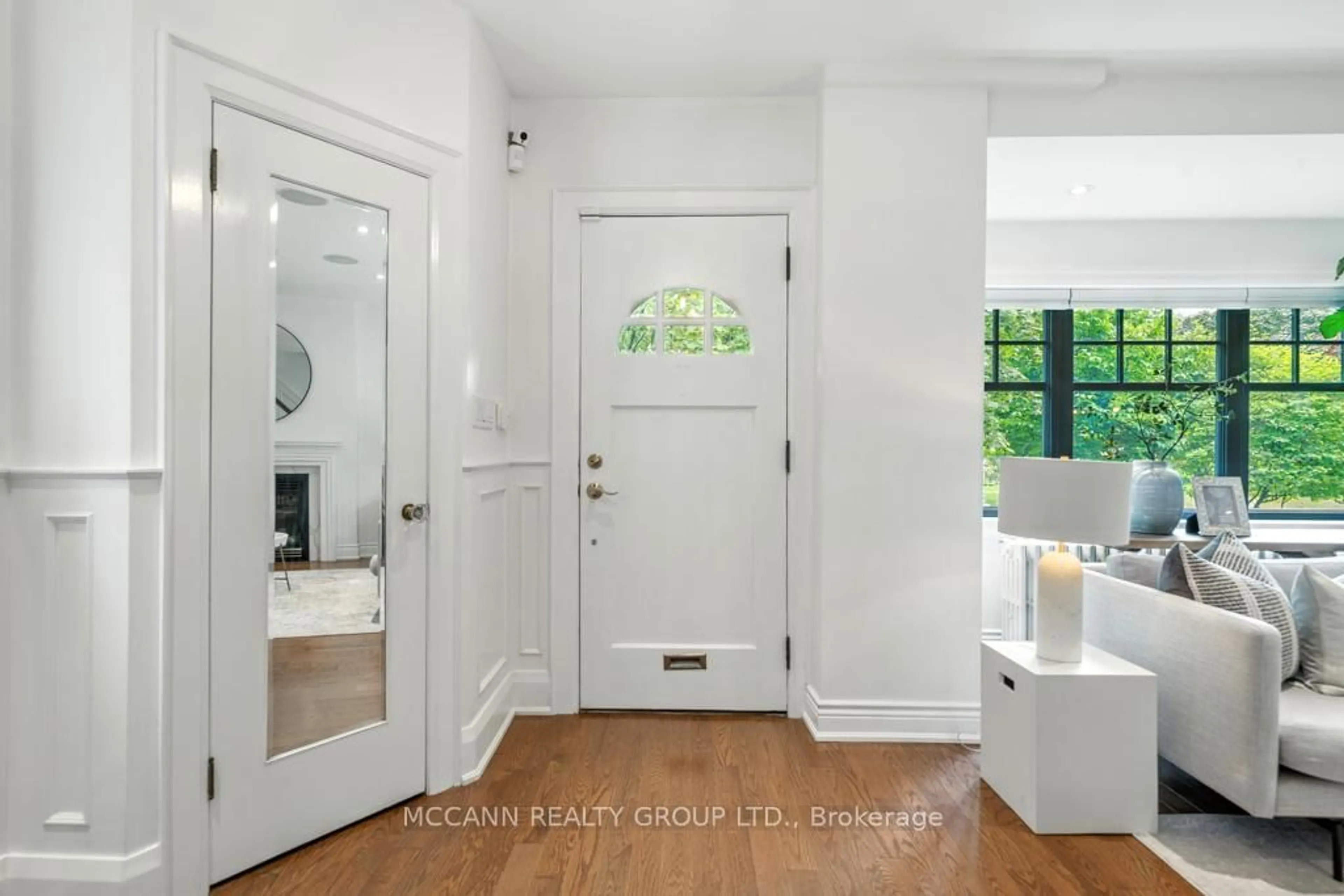 Indoor entryway for 16 Chudleigh Ave, Toronto Ontario M4R 1T2
