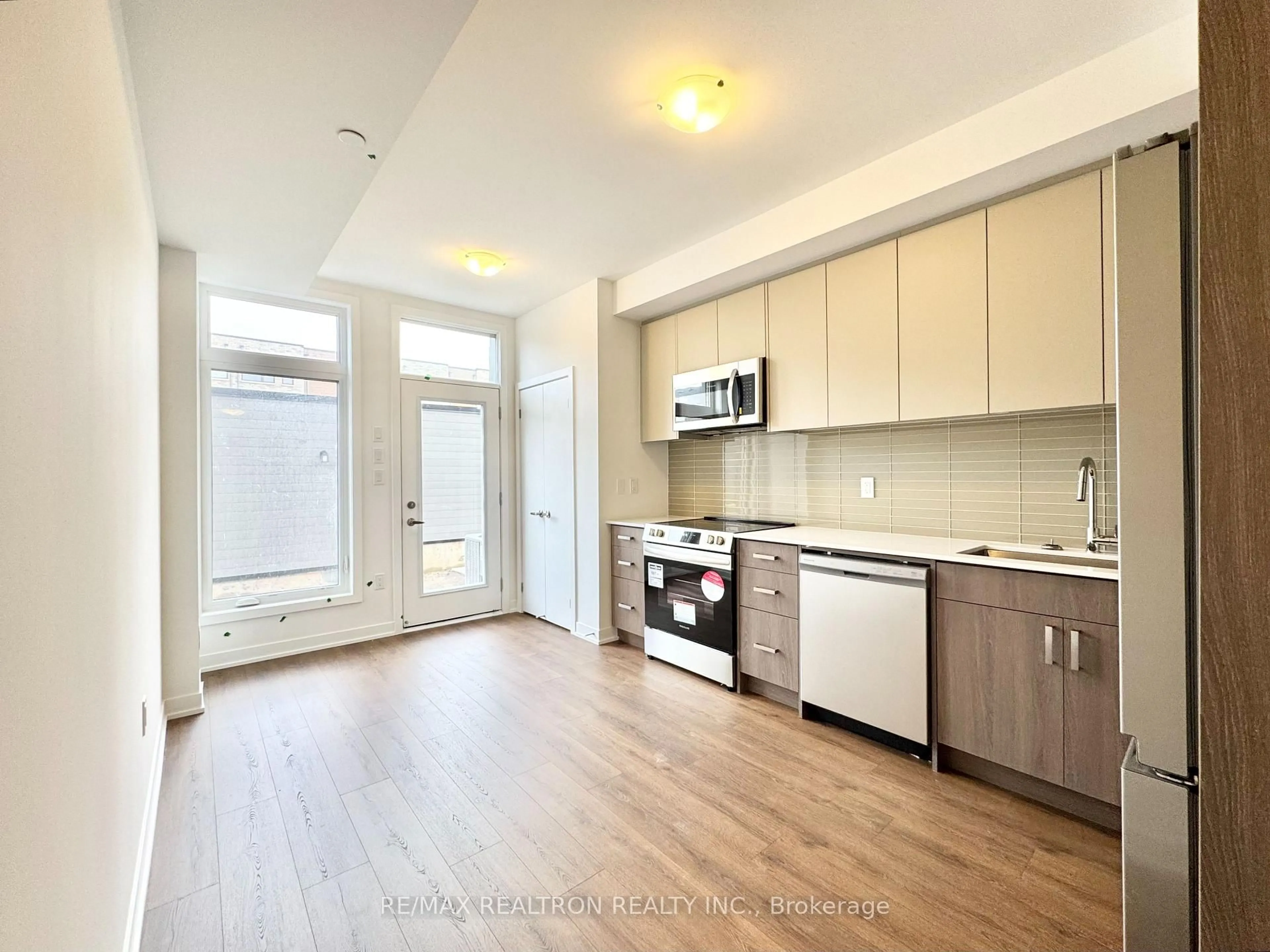 Open concept kitchen, unknown for 24 Turtle Island Rd, Toronto Ontario M6A 2M5