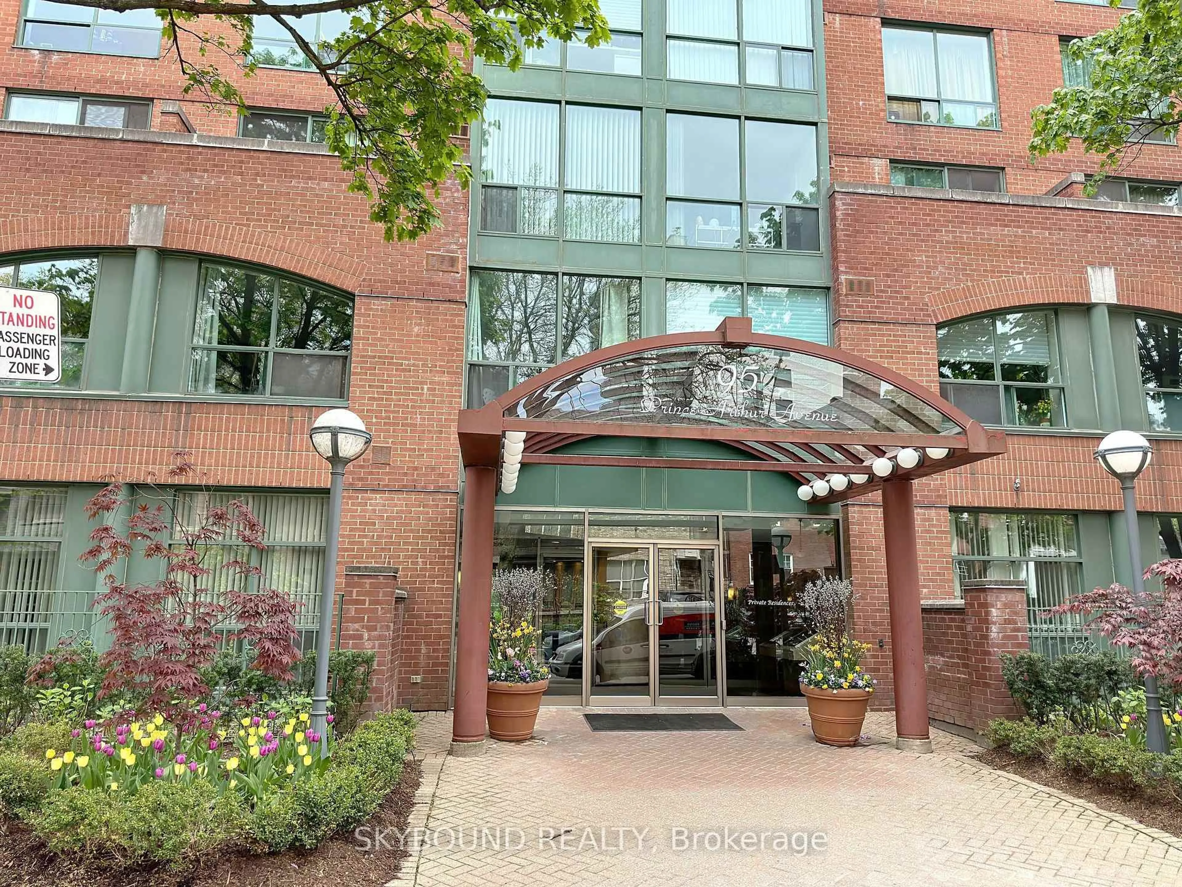 Indoor foyer for 95 Prince Arthur Ave ##224, Toronto Ontario M5R 3P6
