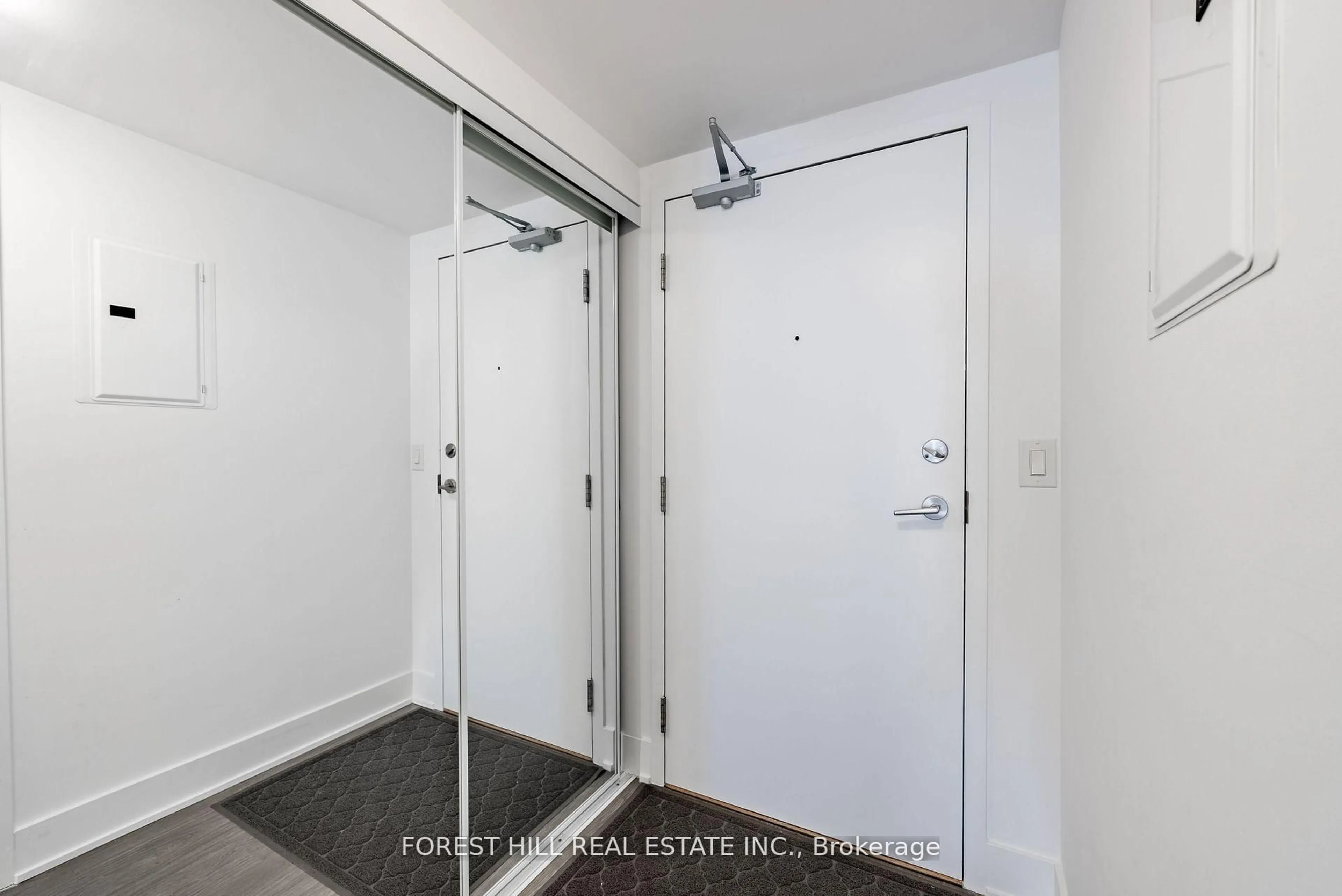 Indoor entryway for 508 Wellington St #802, Toronto Ontario M5V 0K8