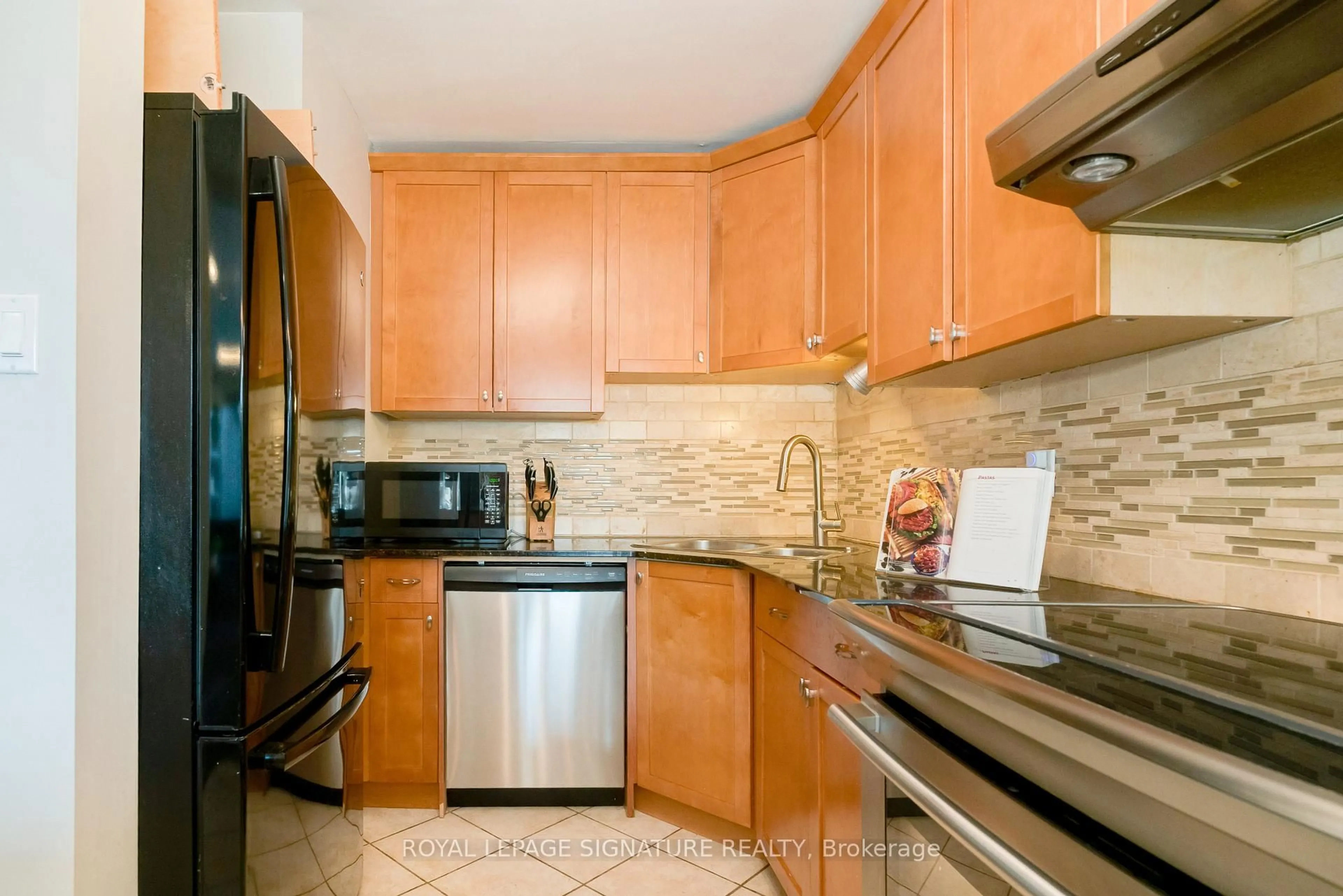 Standard kitchen, ceramic/tile floor for 4005 Don Mills Rd #235, Toronto Ontario M2H 3J9