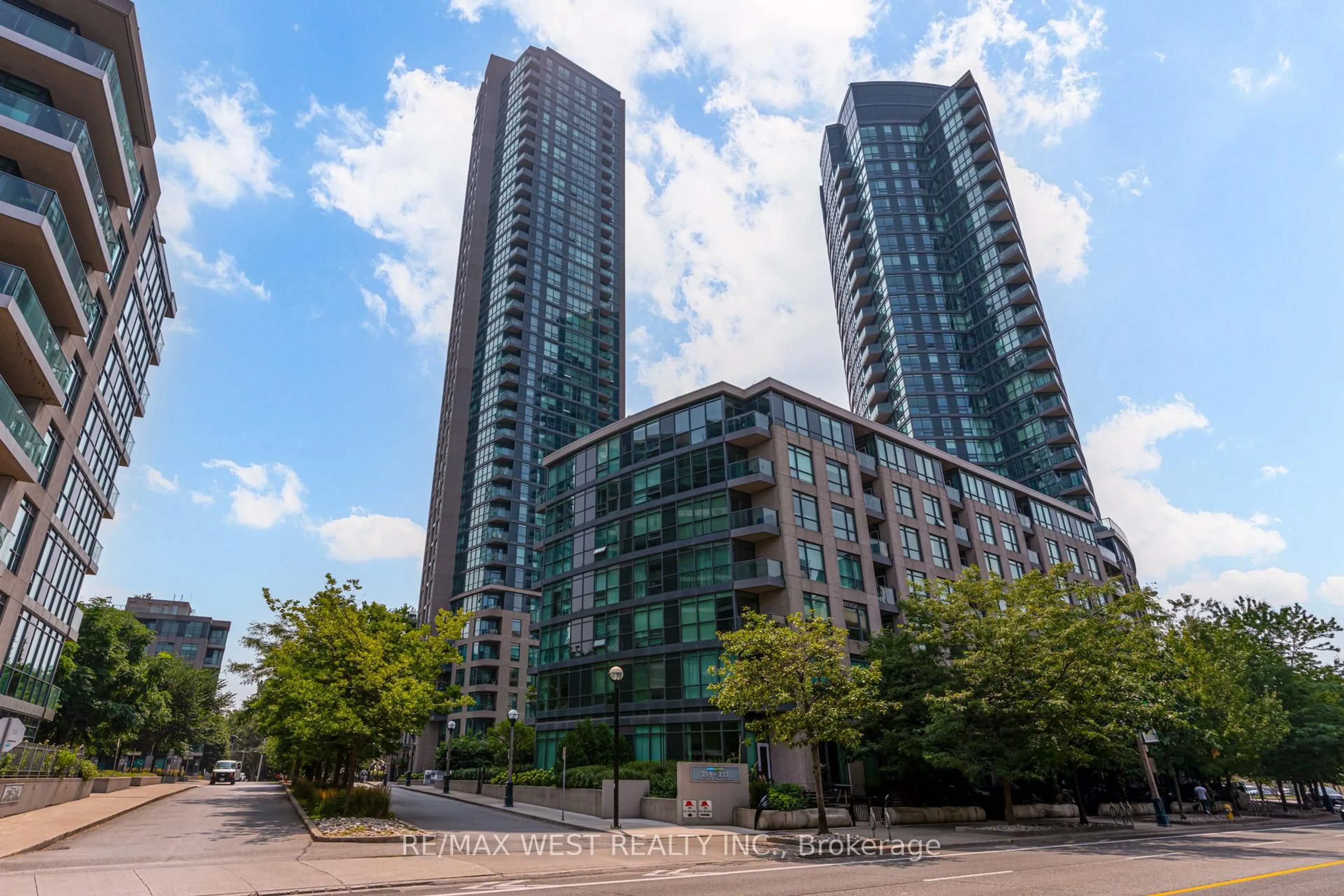 A pic from outside/outdoor area/front of a property/back of a property/a pic from drone, unknown for 219 Fort York Blvd #1407, Toronto Ontario M5V 1B1