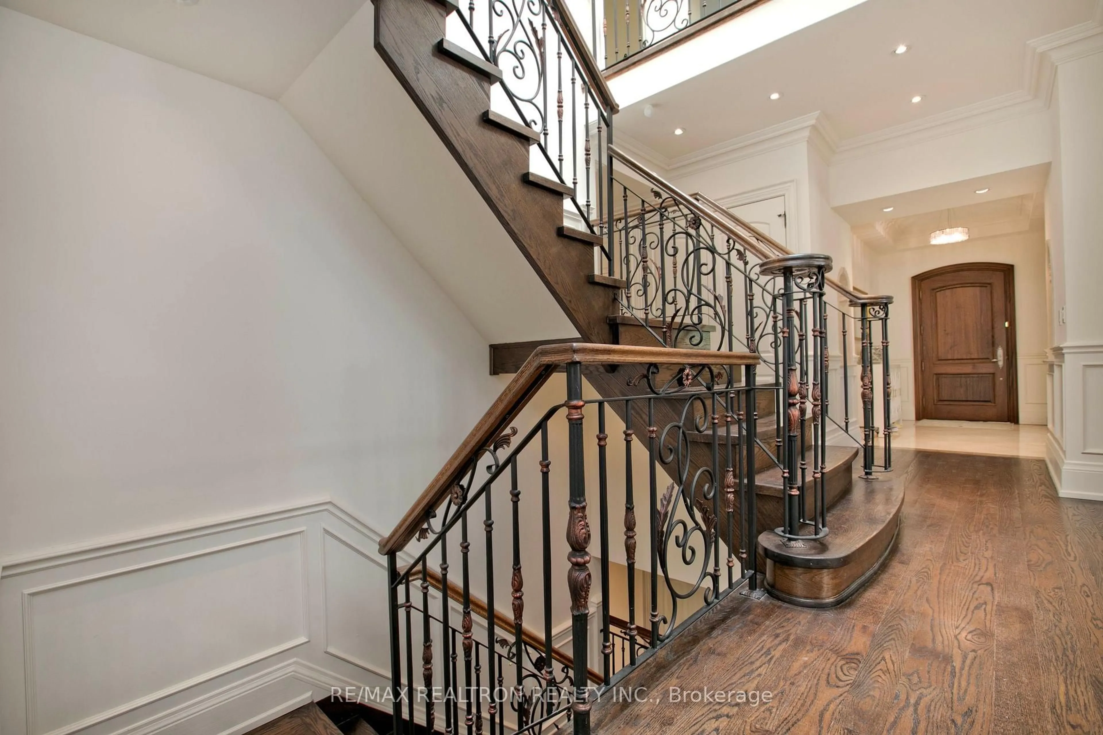 Stairs for 429 Hounslow Ave, Toronto Ontario M2R 1H7