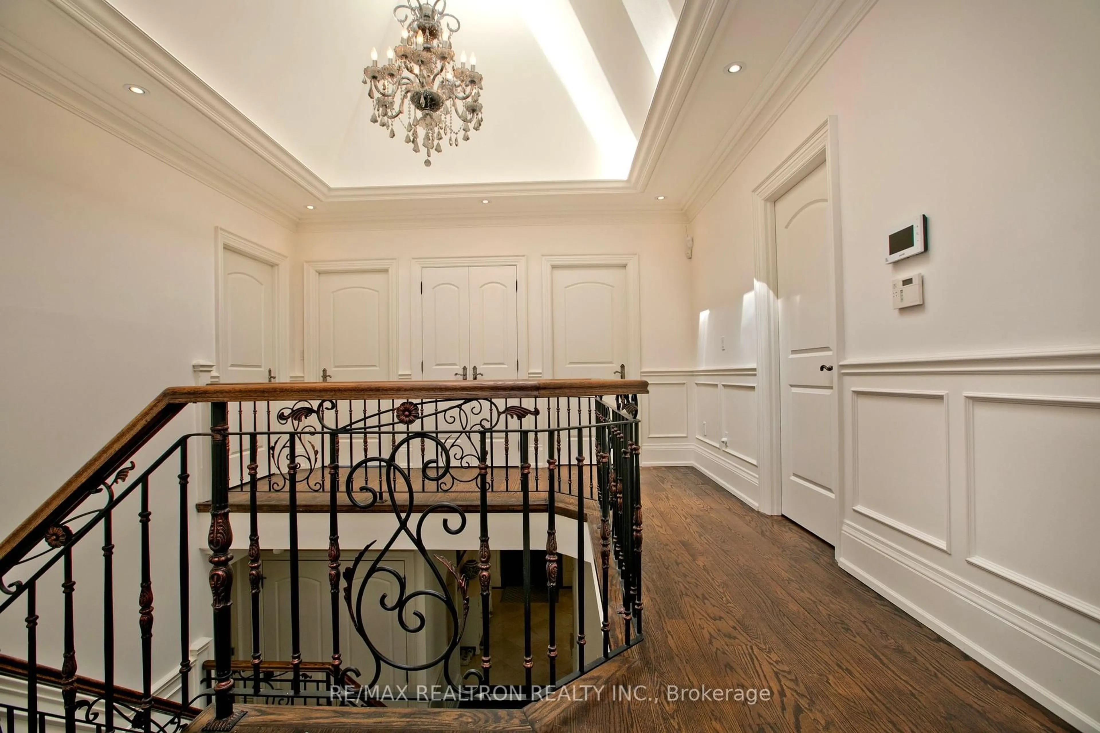 Indoor foyer for 429 Hounslow Ave, Toronto Ontario M2R 1H7