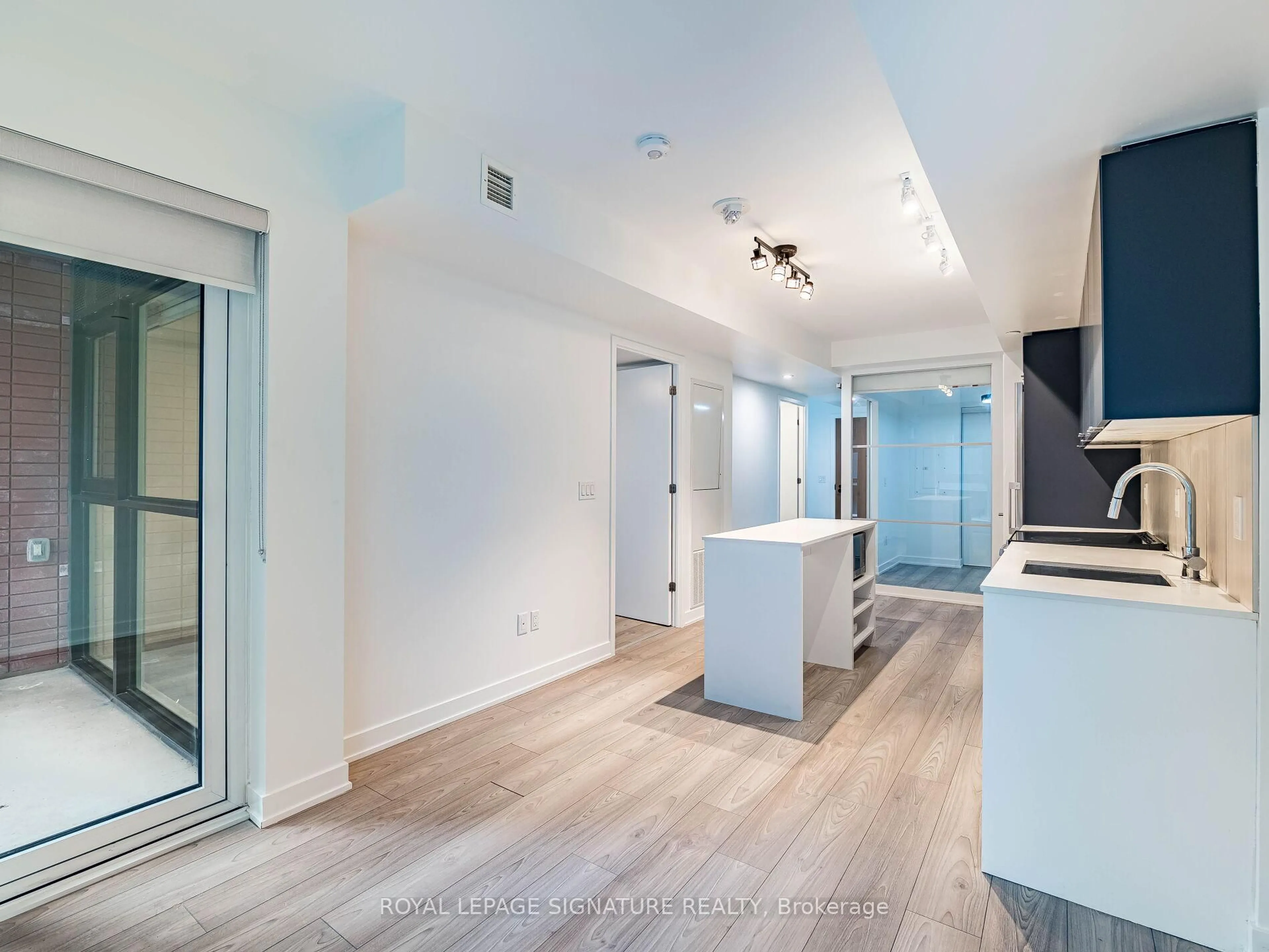 A pic of a room for 8 Tippett Rd #525, Toronto Ontario M3H 0E7