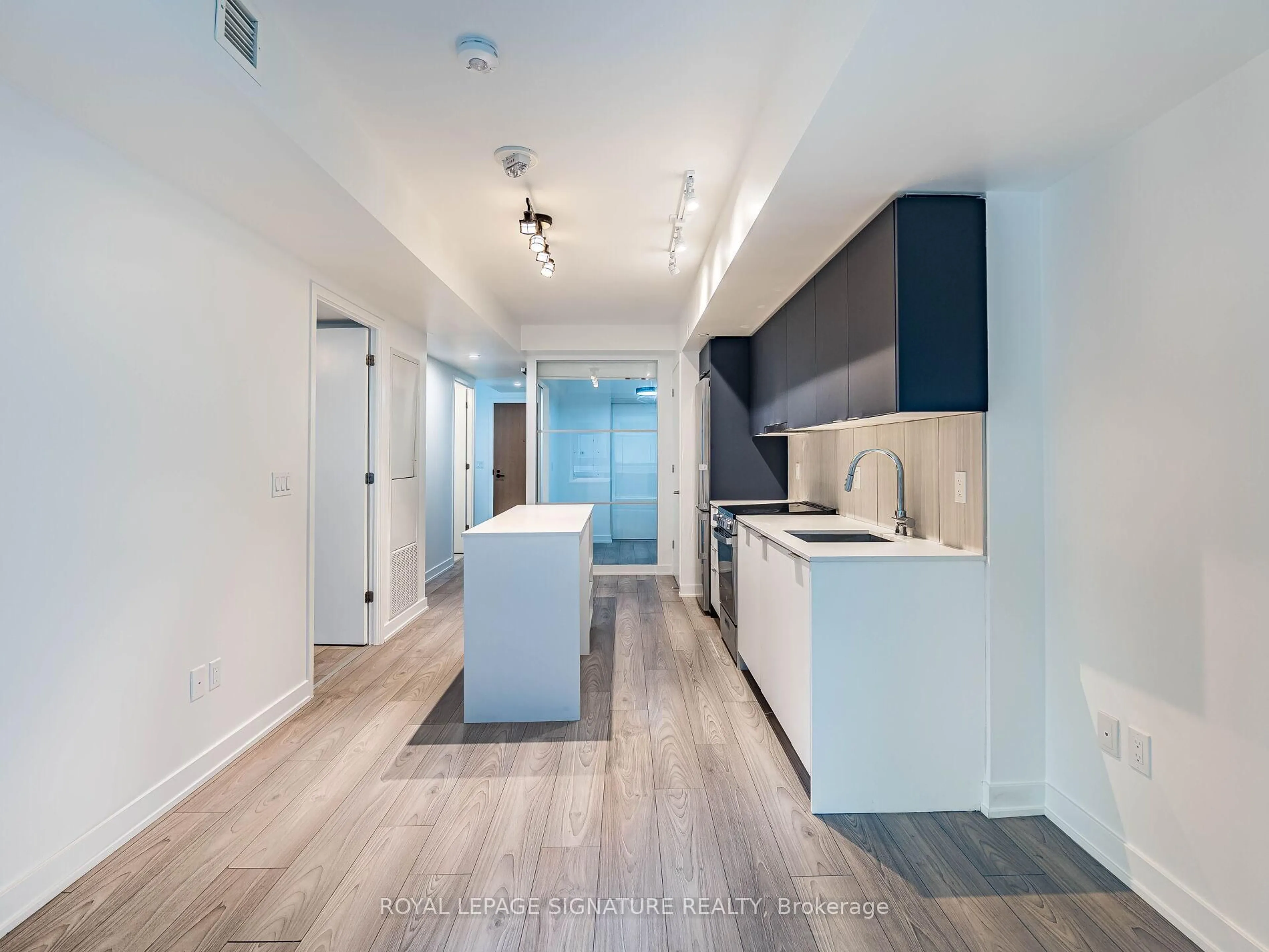 Open concept kitchen, unknown for 8 Tippett Rd #525, Toronto Ontario M3H 0E7