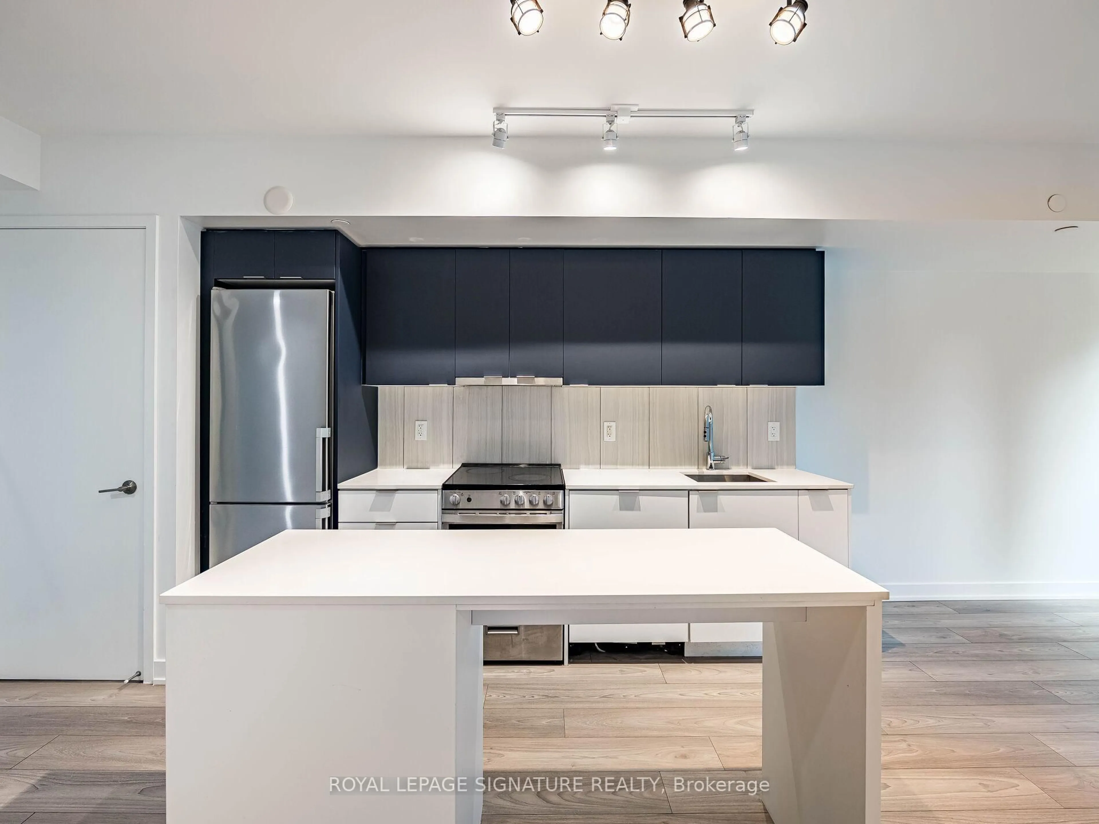 Contemporary kitchen, unknown for 8 Tippett Rd #525, Toronto Ontario M3H 0E7