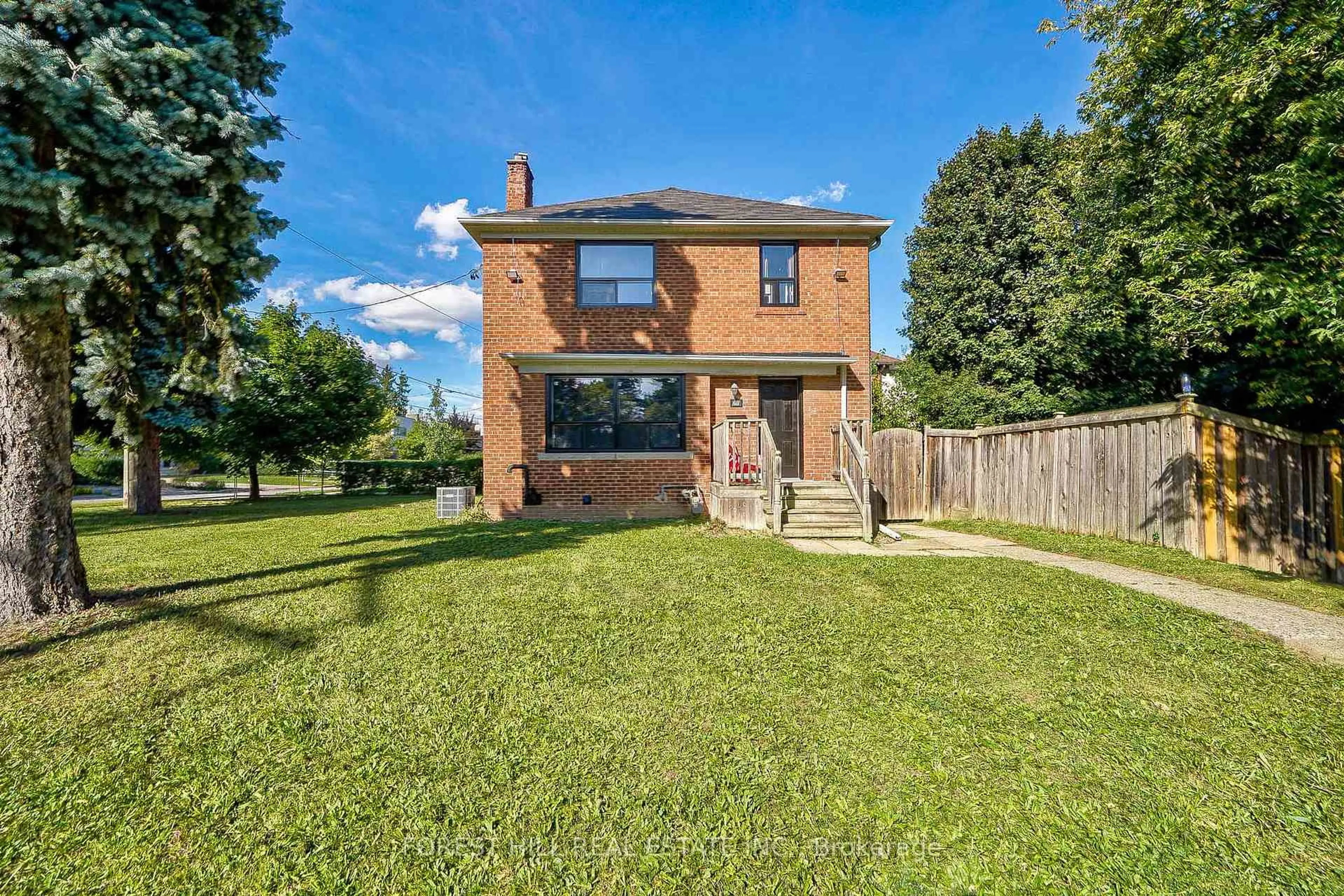 A pic from outside/outdoor area/front of a property/back of a property/a pic from drone, street for 27 Westgate Blvd, Toronto Ontario M3H 1N8