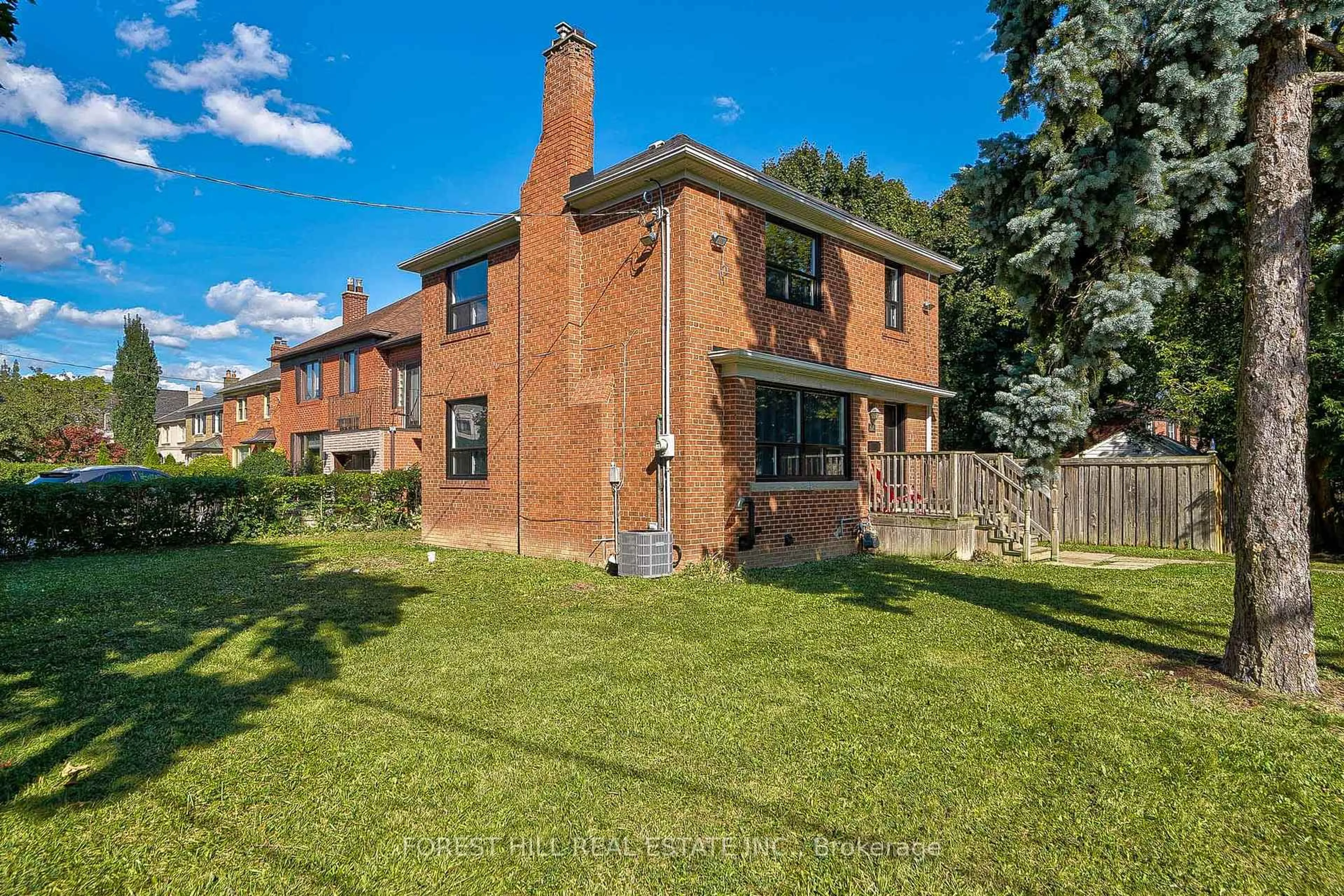A pic from outside/outdoor area/front of a property/back of a property/a pic from drone, street for 27 Westgate Blvd, Toronto Ontario M3H 1N8