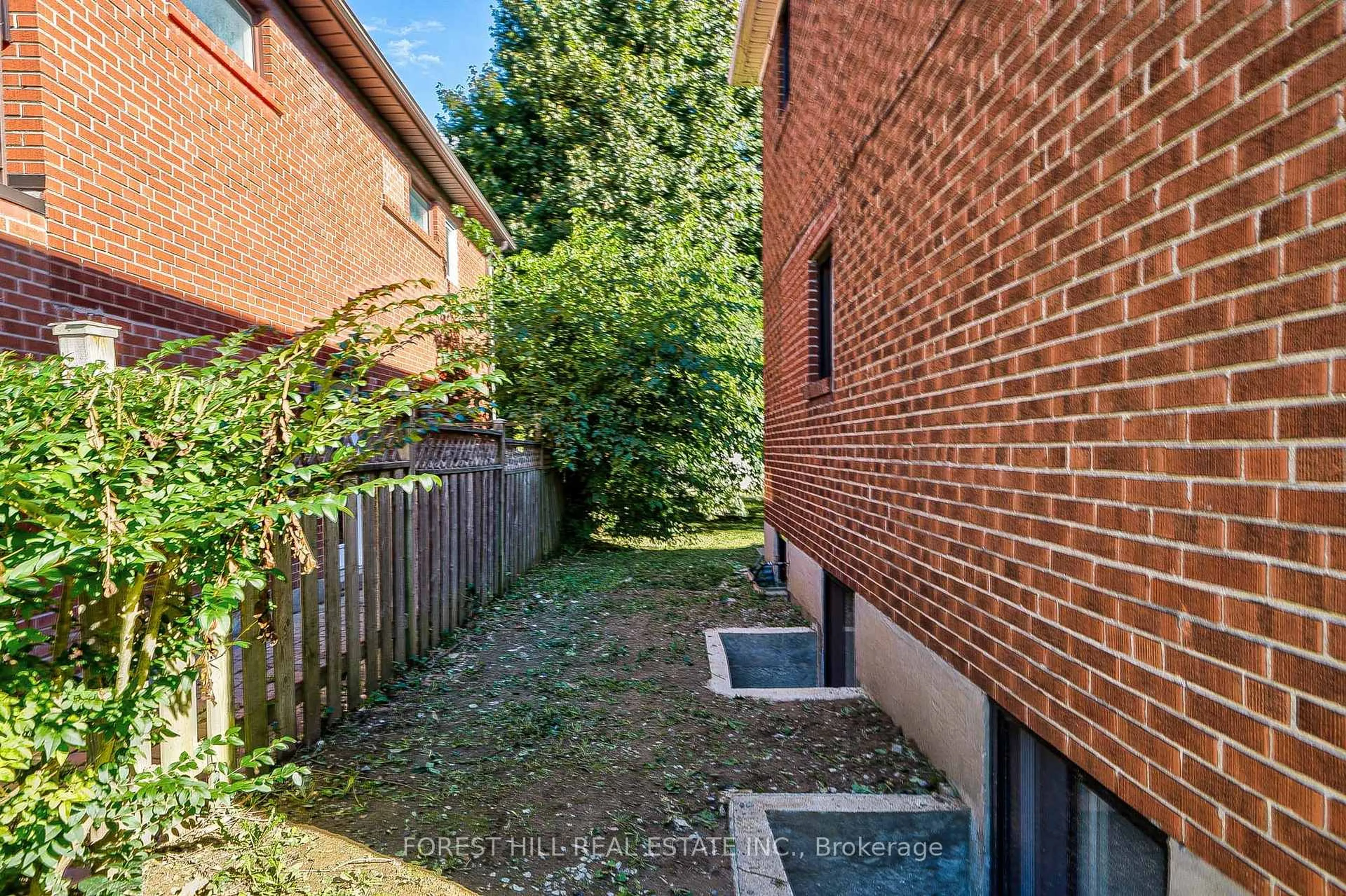 Patio, street for 27 Westgate Blvd, Toronto Ontario M3H 1N8