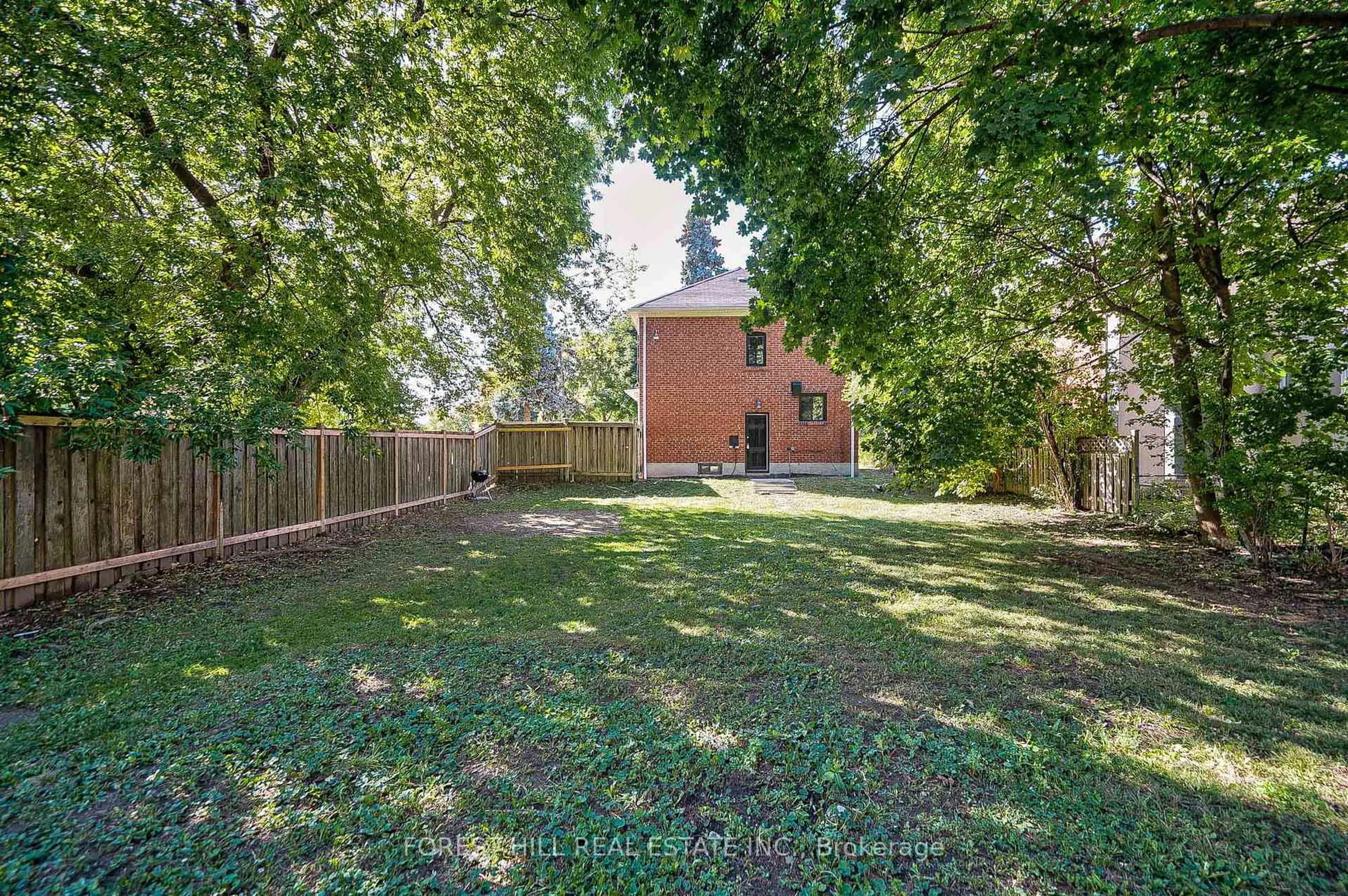 A pic from outside/outdoor area/front of a property/back of a property/a pic from drone, street for 27 Westgate Blvd, Toronto Ontario M3H 1N8