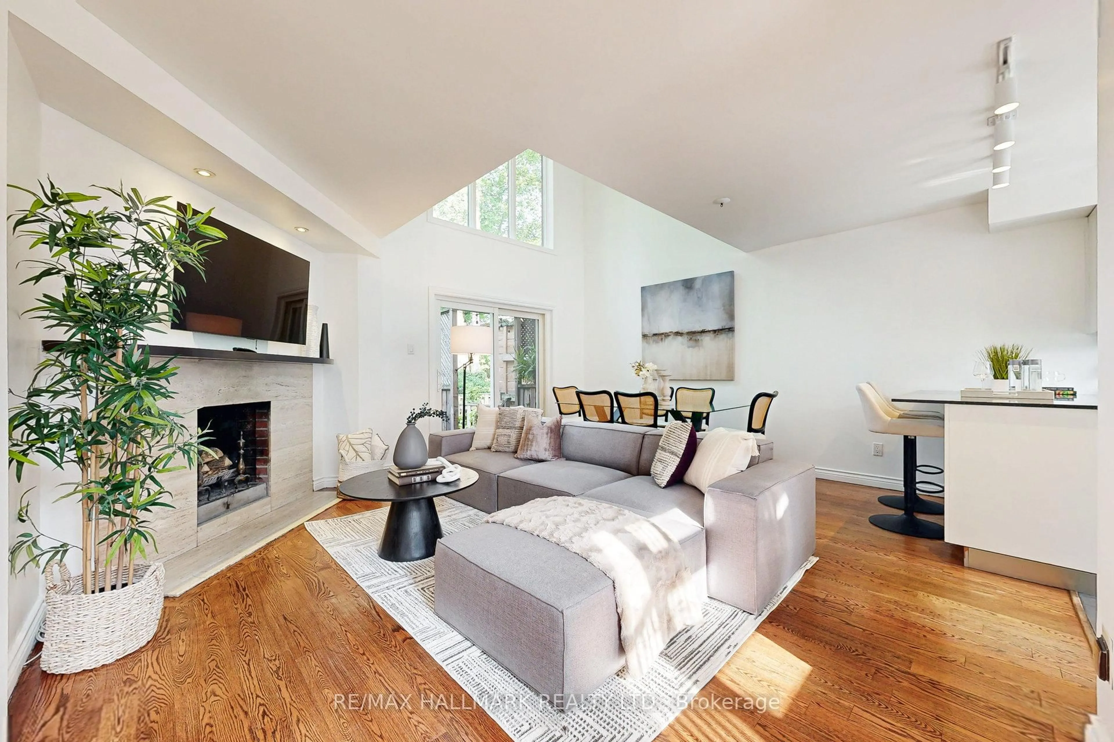 Living room with furniture, unknown for 216 Milan St, Toronto Ontario M5A 3Z6