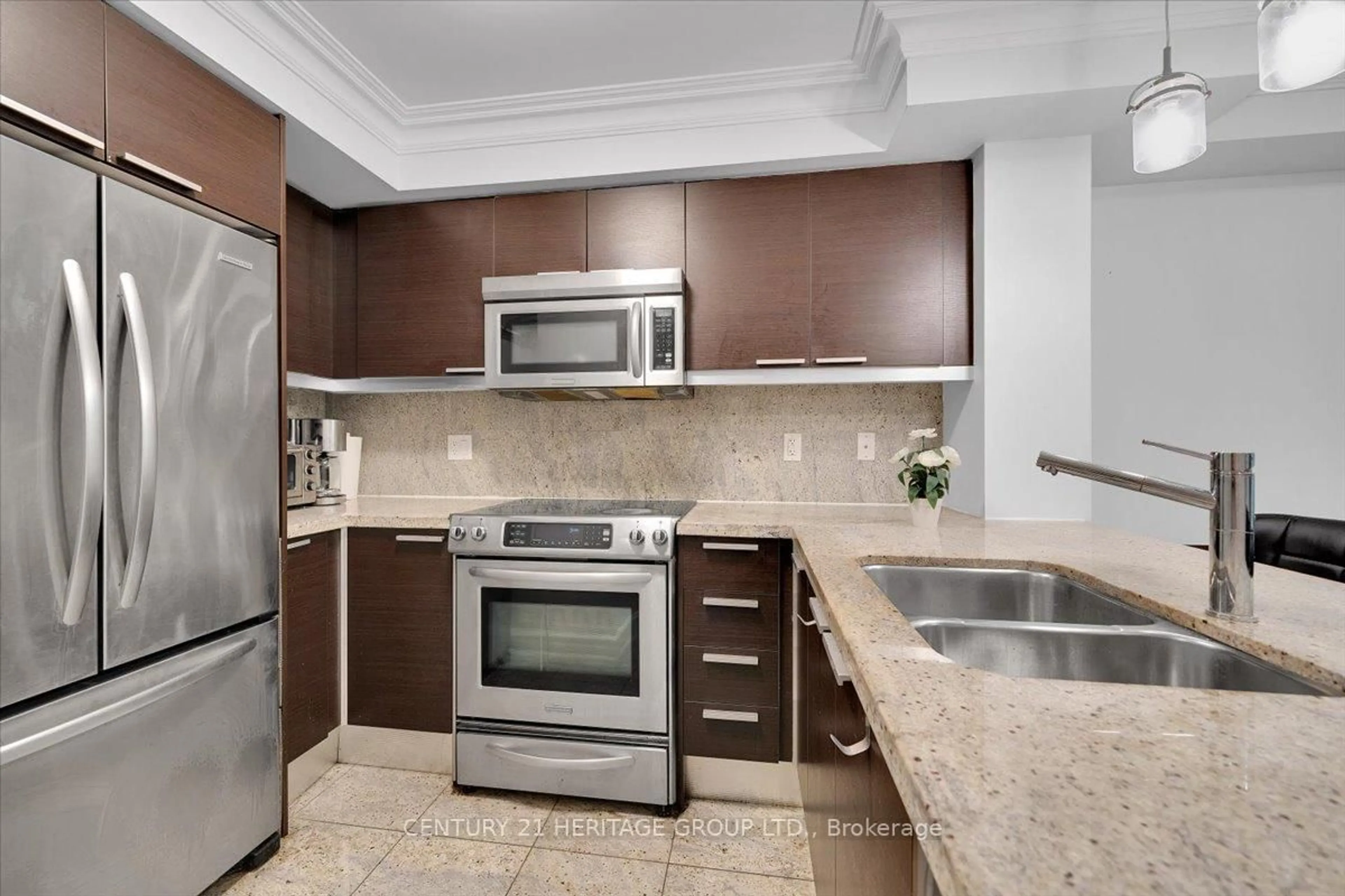 Standard kitchen, ceramic/tile floor for 650 Sheppard Ave #219, Toronto Ontario M2K 1B7