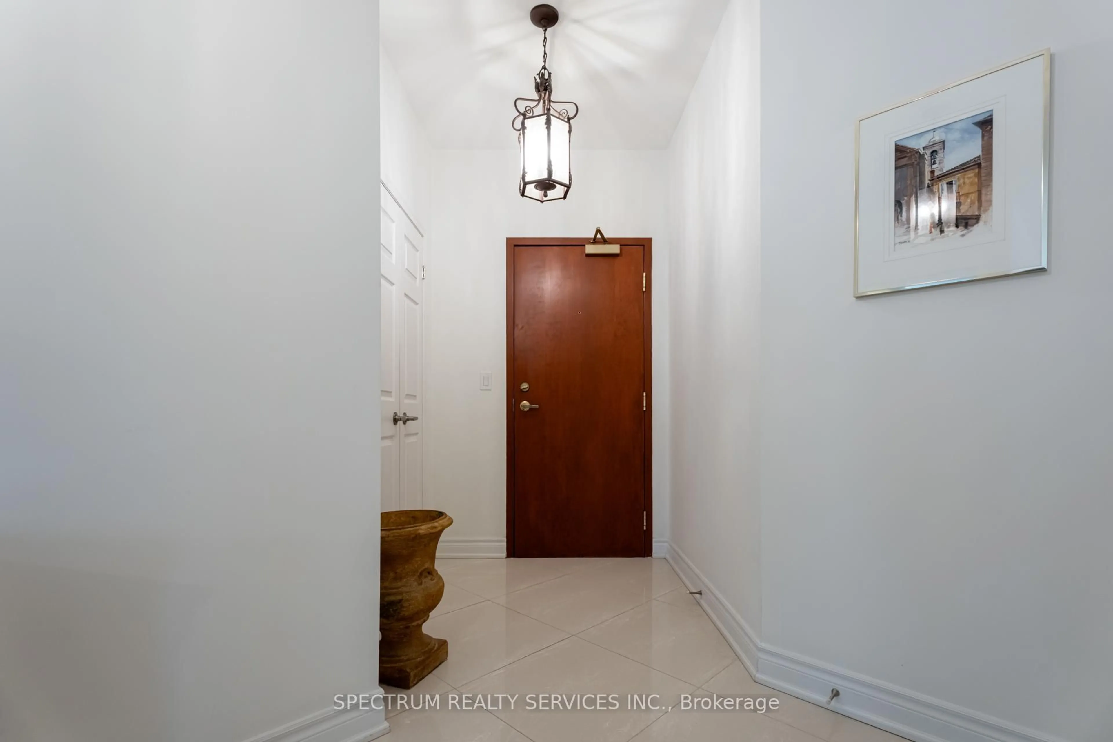 Indoor entryway for 980 Yonge St #205, Toronto Ontario M4W 3V8
