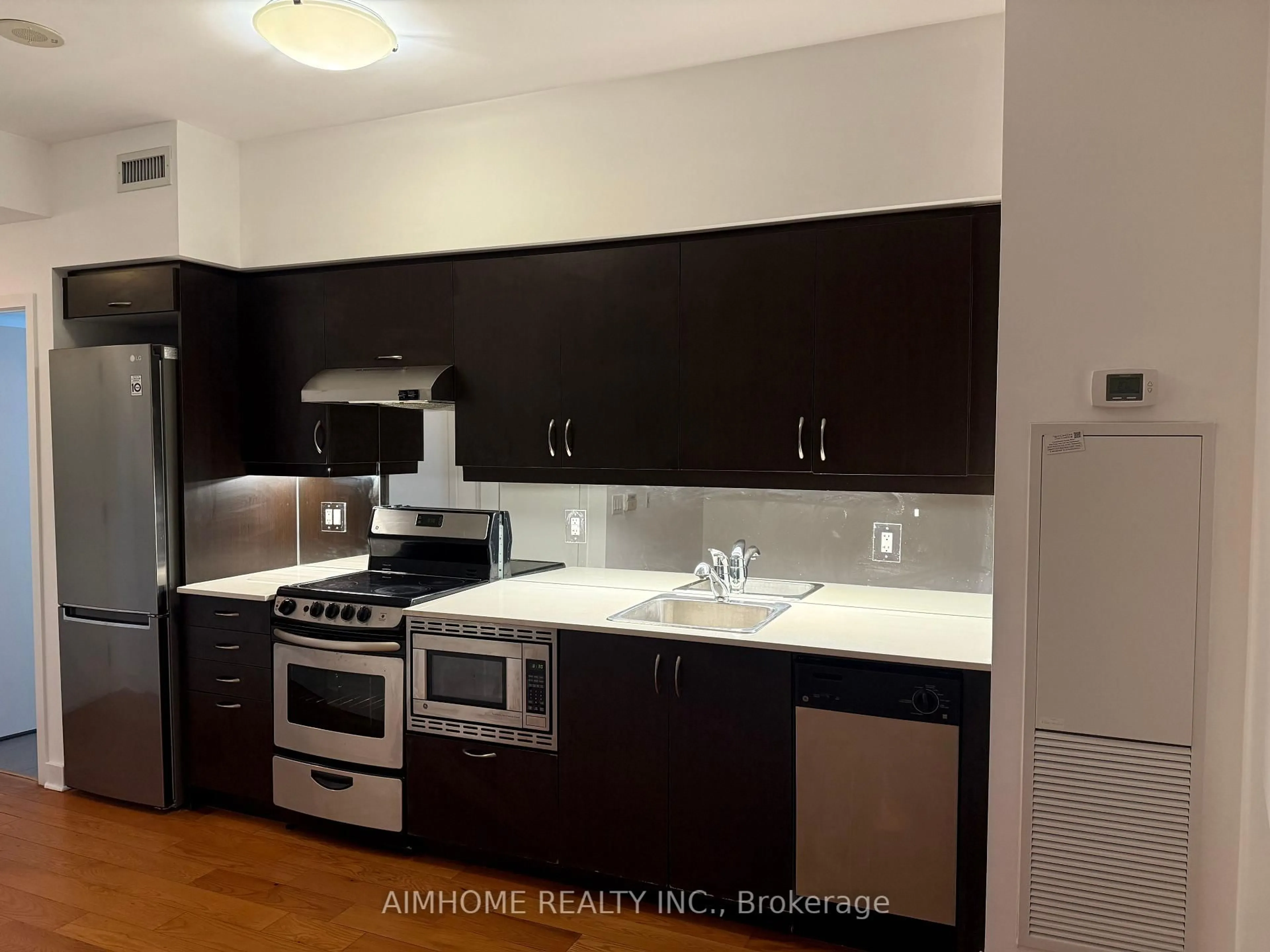 Standard kitchen, unknown for 320 Richmond St #921, Toronto Ontario M5A 4S7