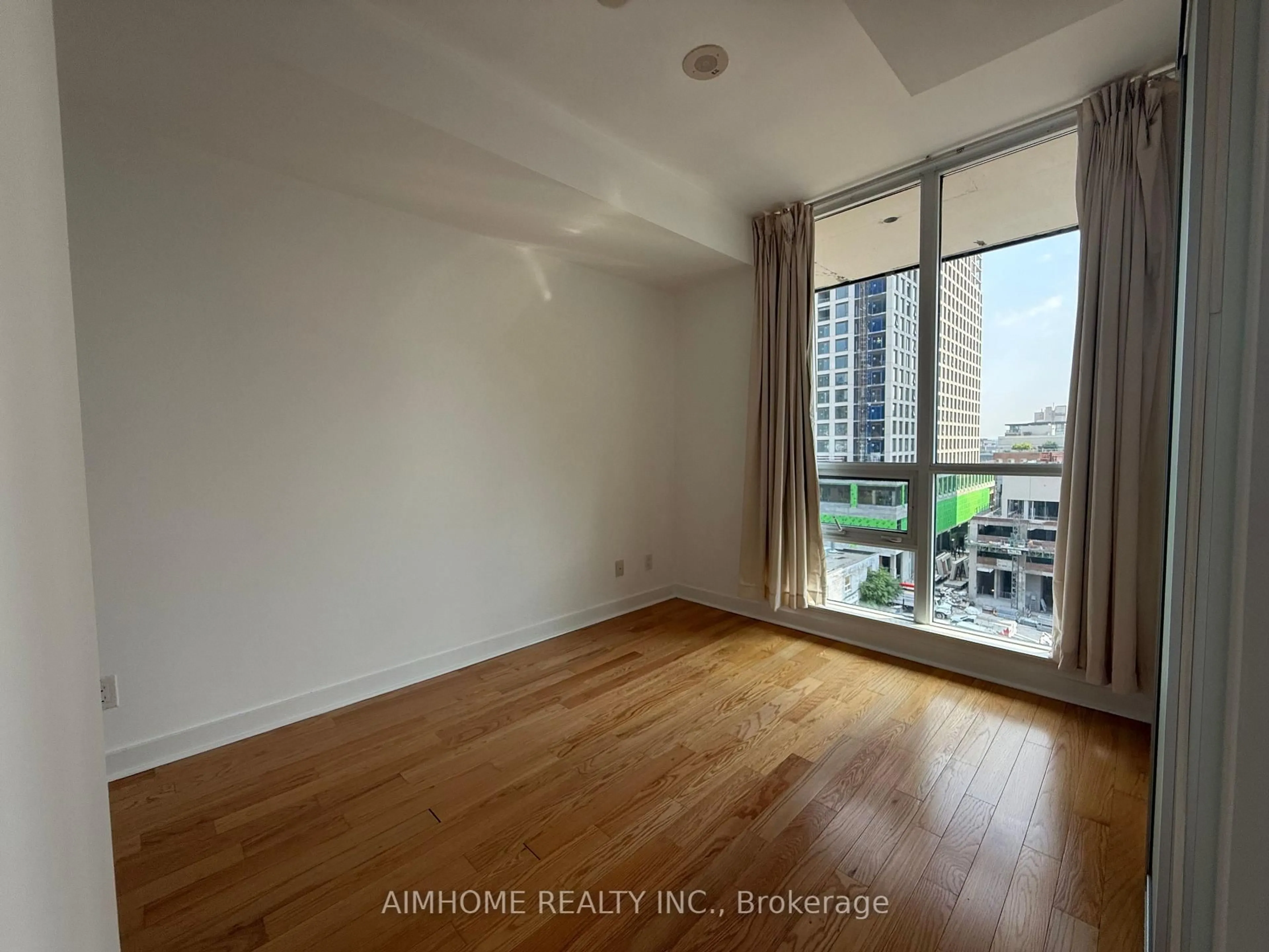 A pic of a room for 320 Richmond St #921, Toronto Ontario M5A 4S7
