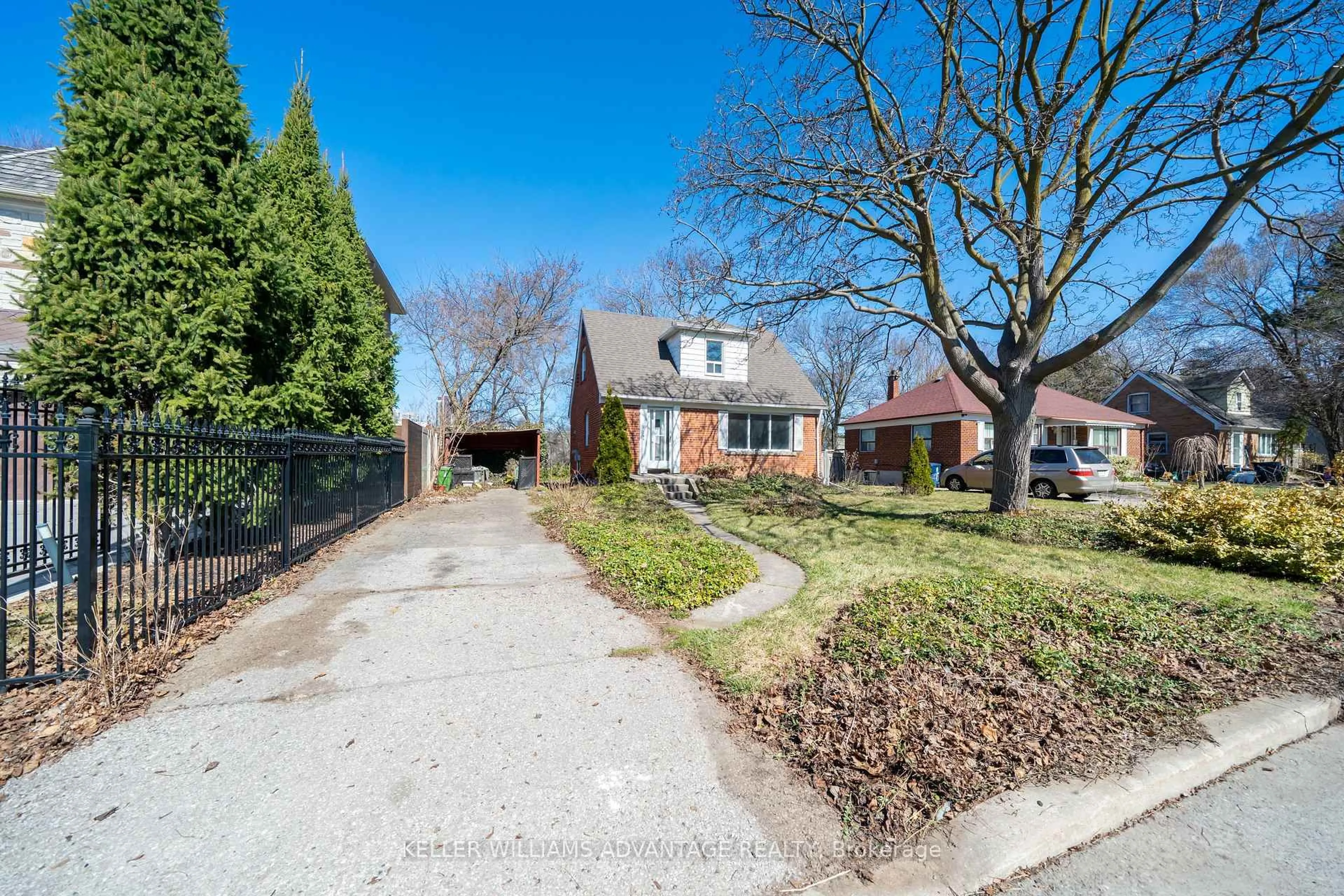 A pic from outside/outdoor area/front of a property/back of a property/a pic from drone, street for 144 Upper Canada Dr, Toronto Ontario M2P 1S8