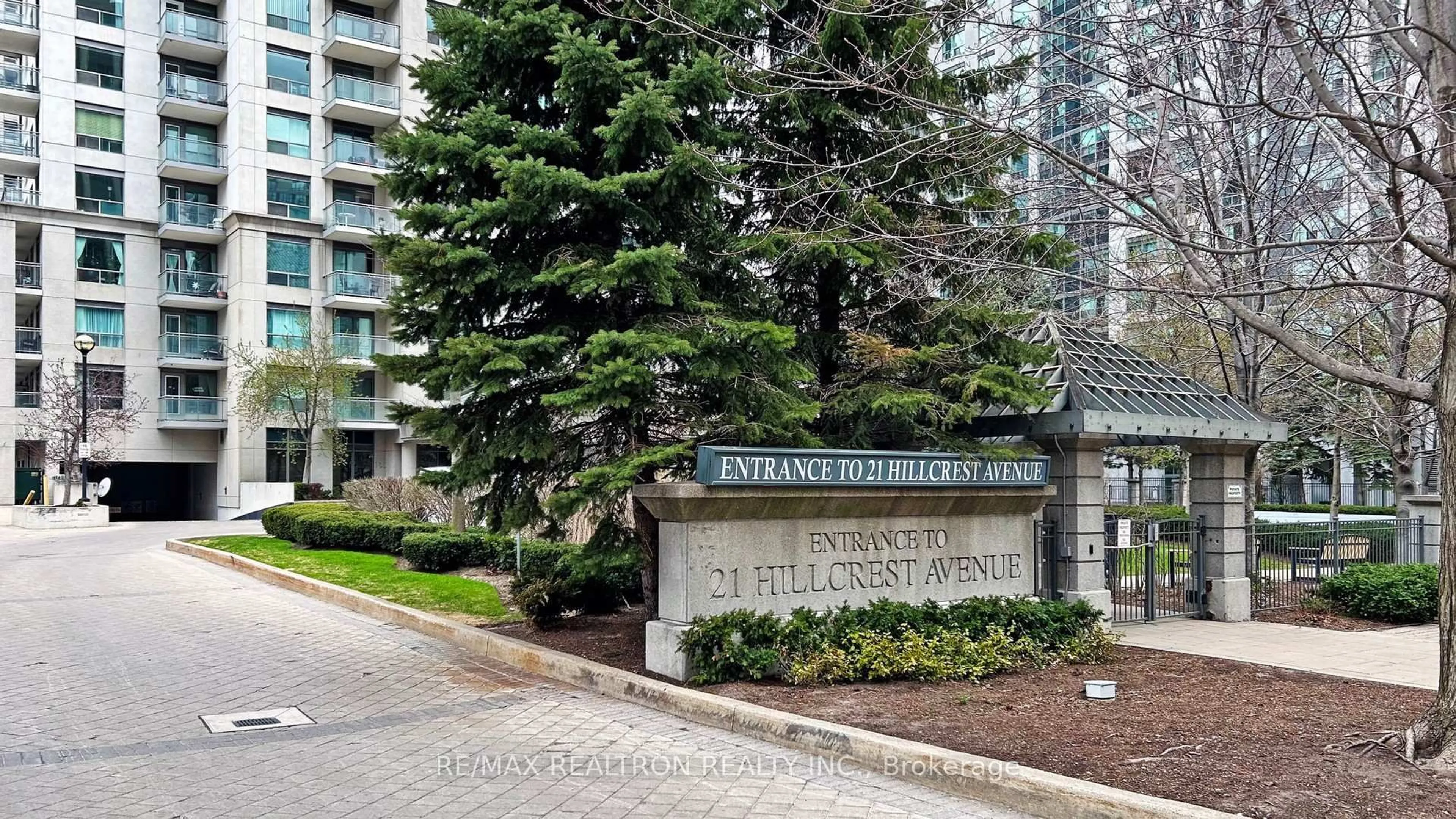 Indoor foyer for 21 Hillcrest Ave #2007, Toronto Ontario M2N 7K2