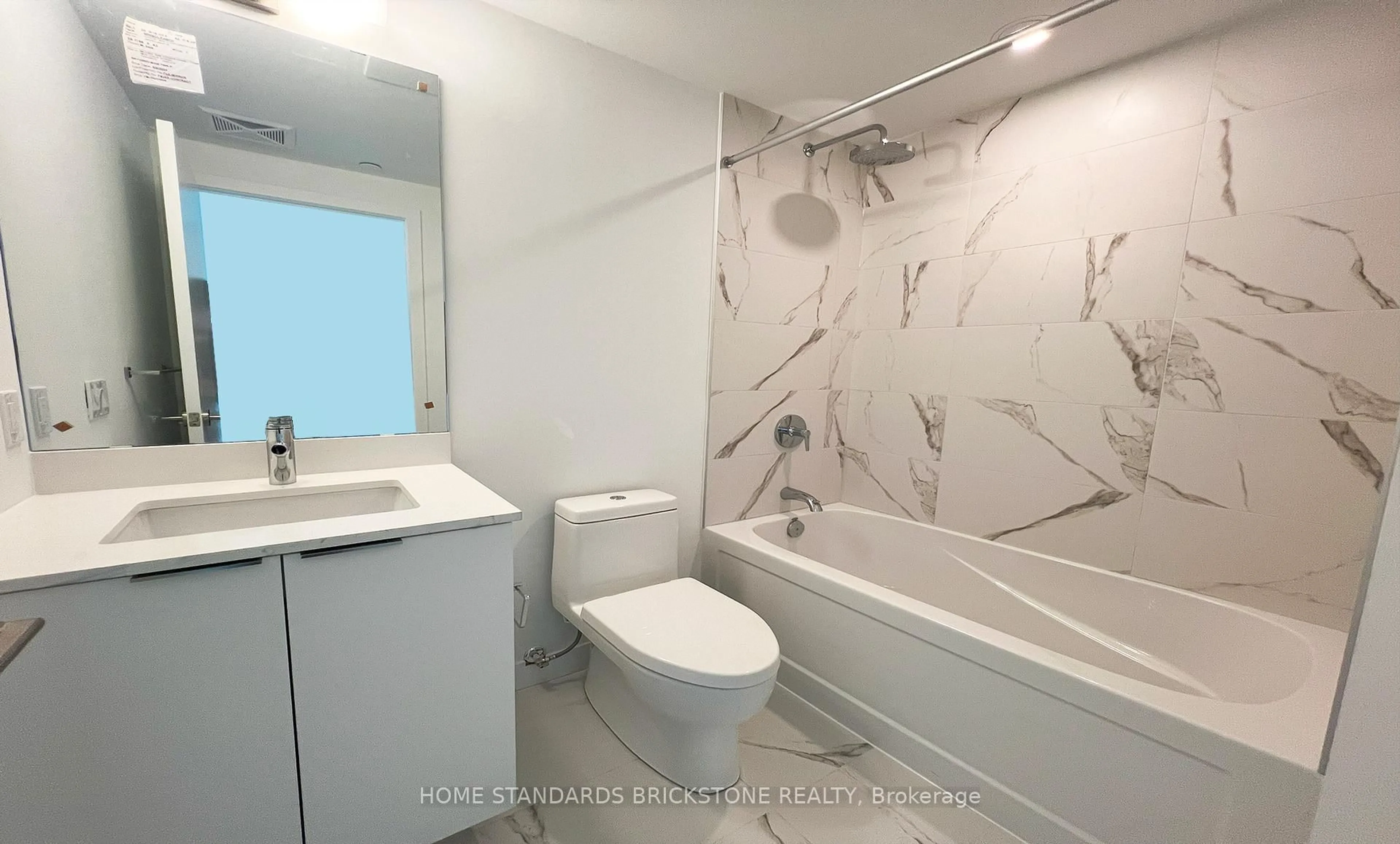 Standard bathroom, ceramic/tile floor for 7 Golden Lion Hts #N835, Toronto Ontario M2M 0C1