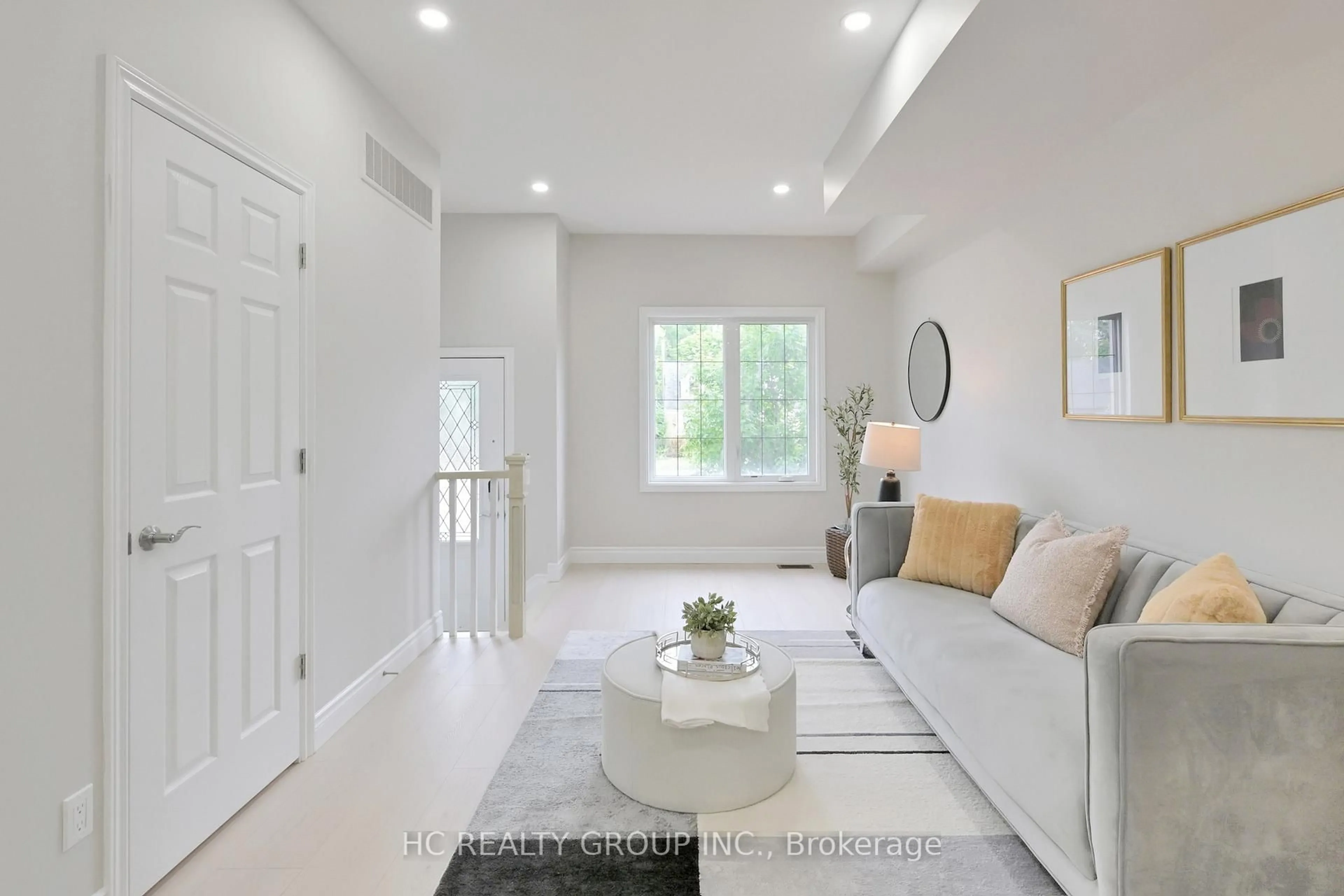 Indoor entryway for 206B Finch Ave, Toronto Ontario M2R 1M5