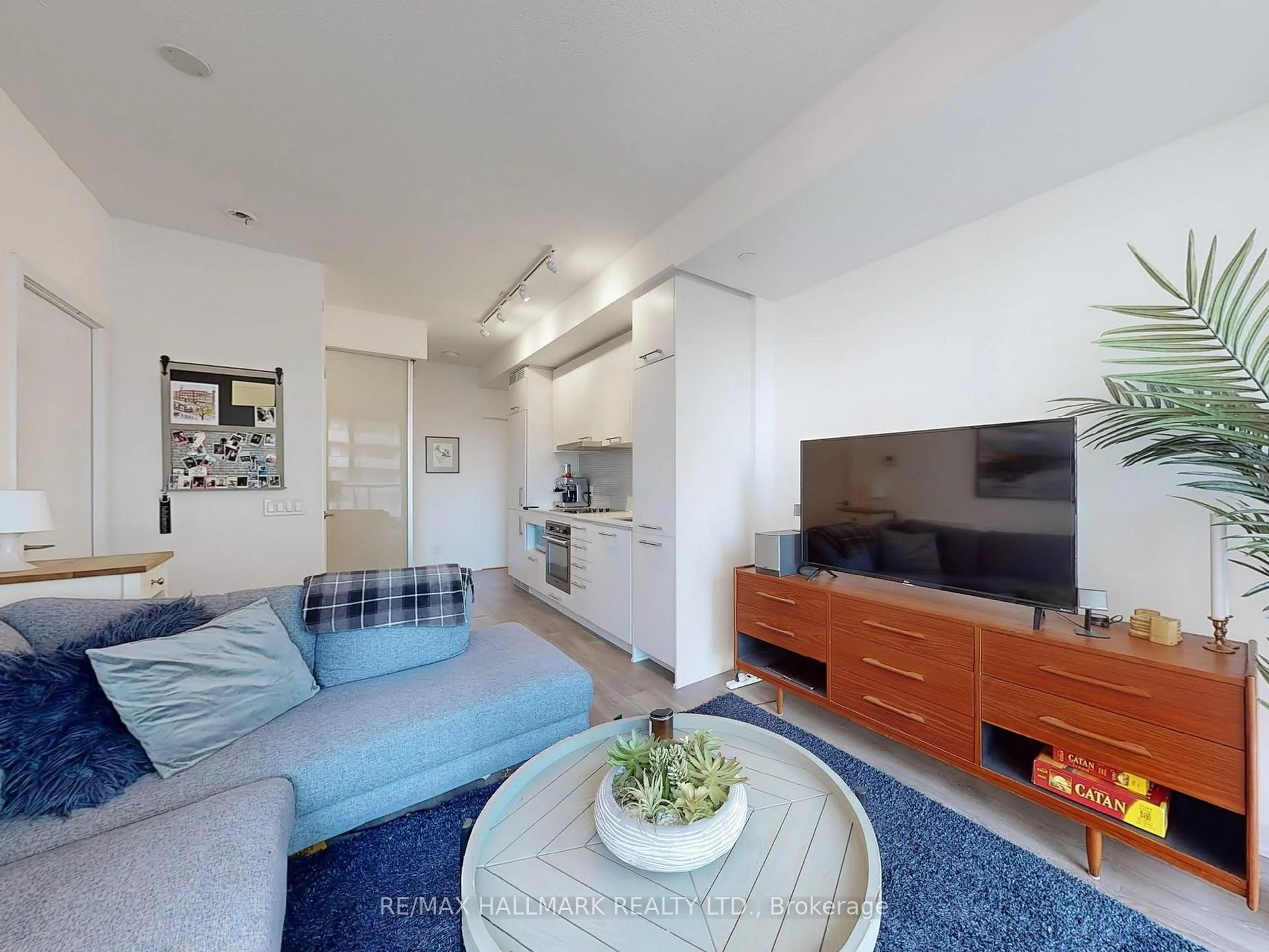 Living room with furniture, unknown for 87 Peter St #3010, Toronto Ontario M5V 0P1