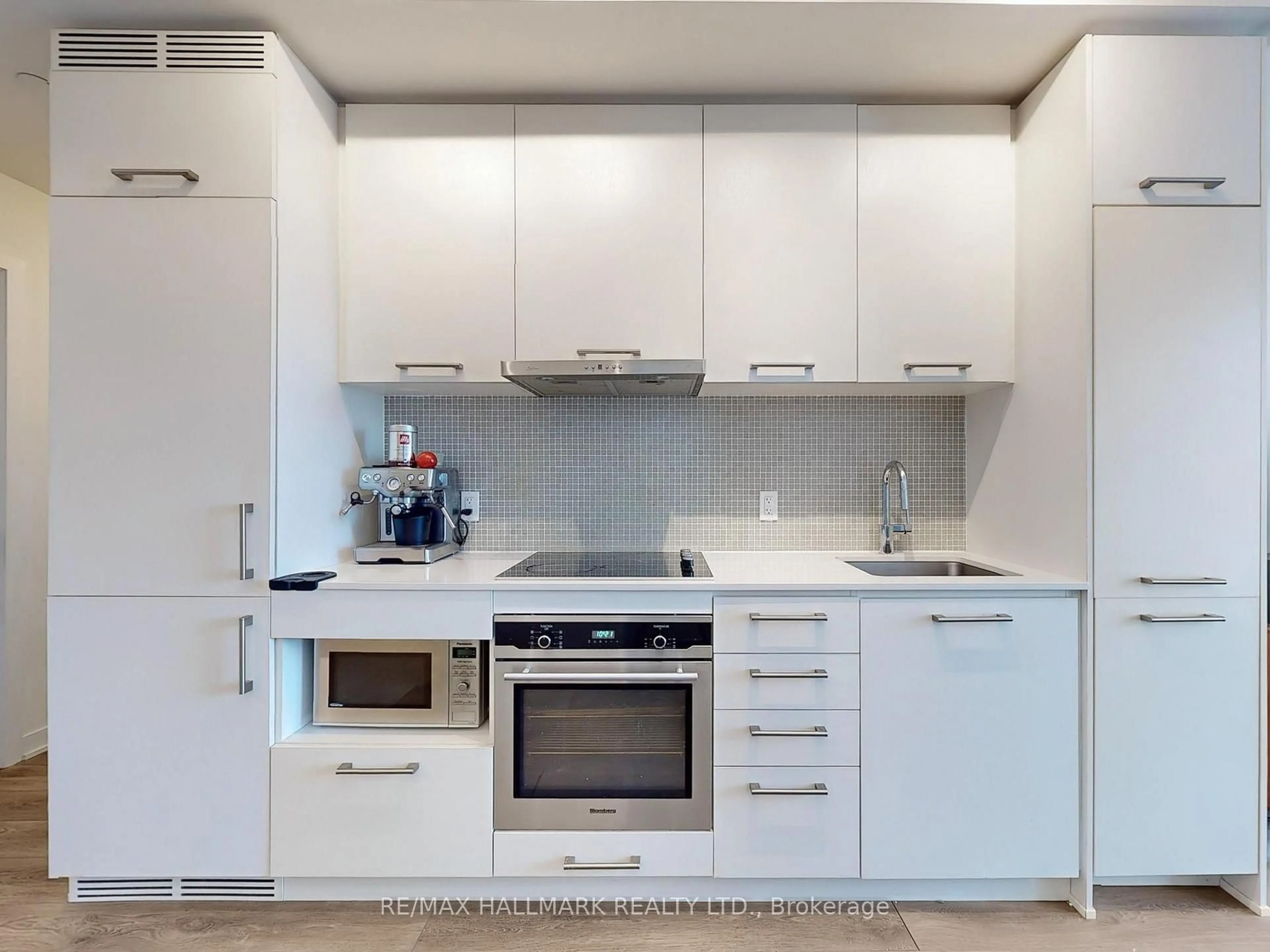 Standard kitchen, unknown for 87 Peter St #3010, Toronto Ontario M5V 0P1