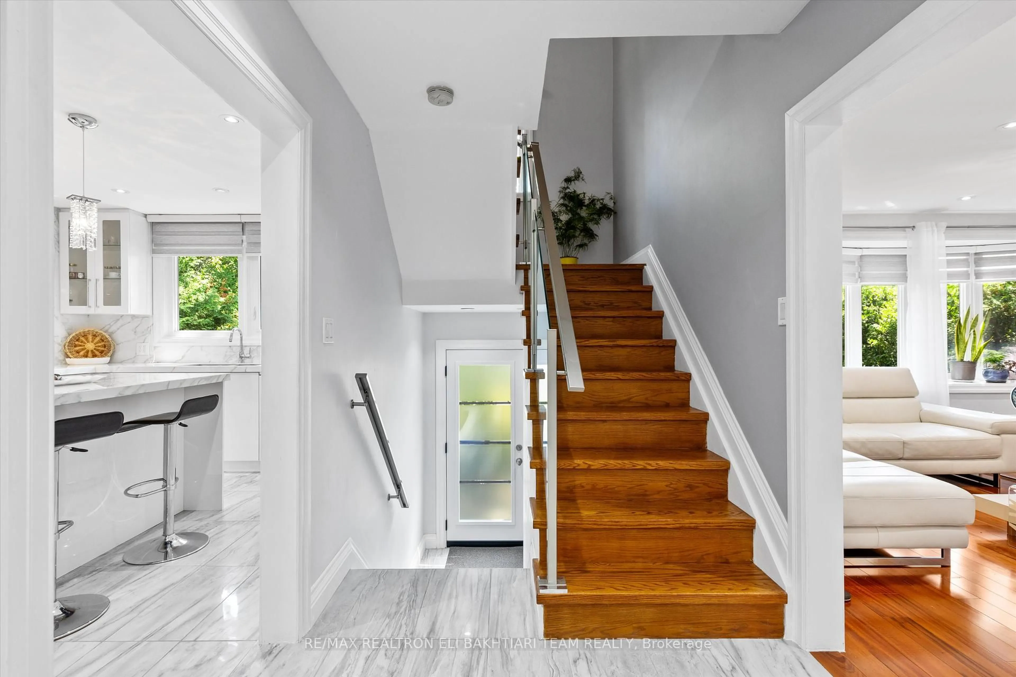 Indoor entryway for 1 Donmac Dr, Toronto Ontario M3B 1N4
