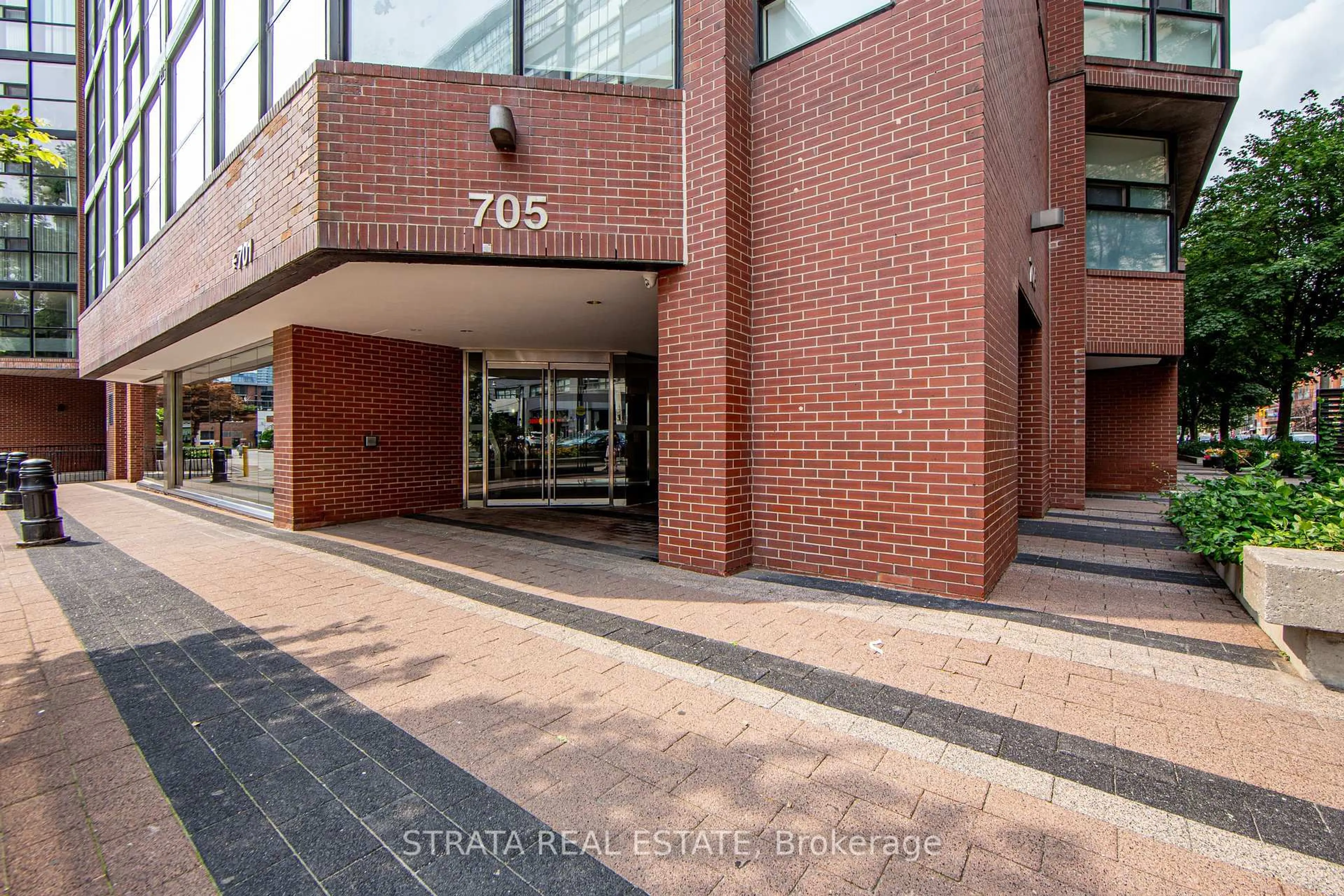 Indoor foyer for 705 King St #505, Toronto Ontario M5V 2W8