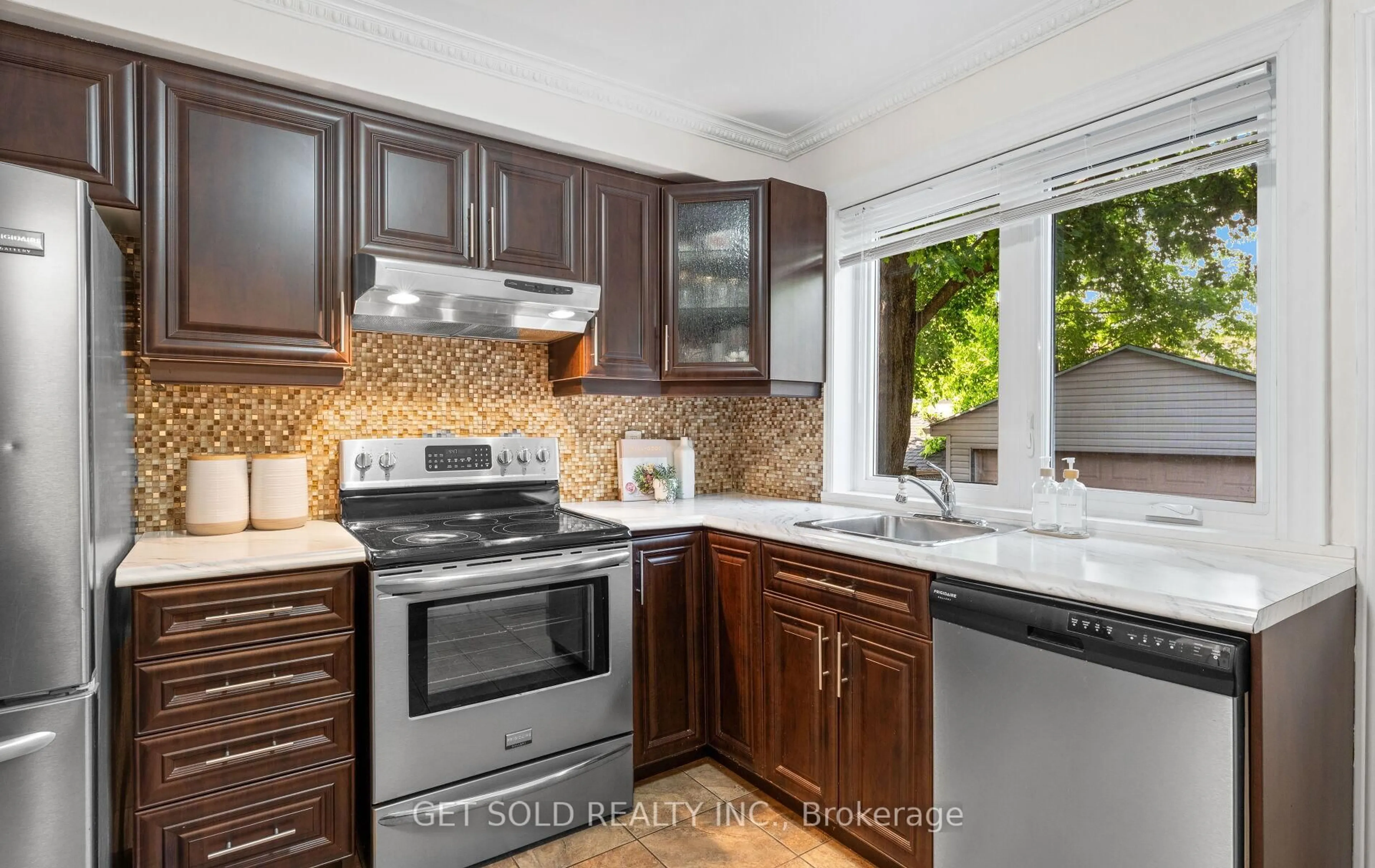 Standard kitchen, ceramic/tile floor for 10 Dunboyne Crt, Toronto Ontario M2R 2B7