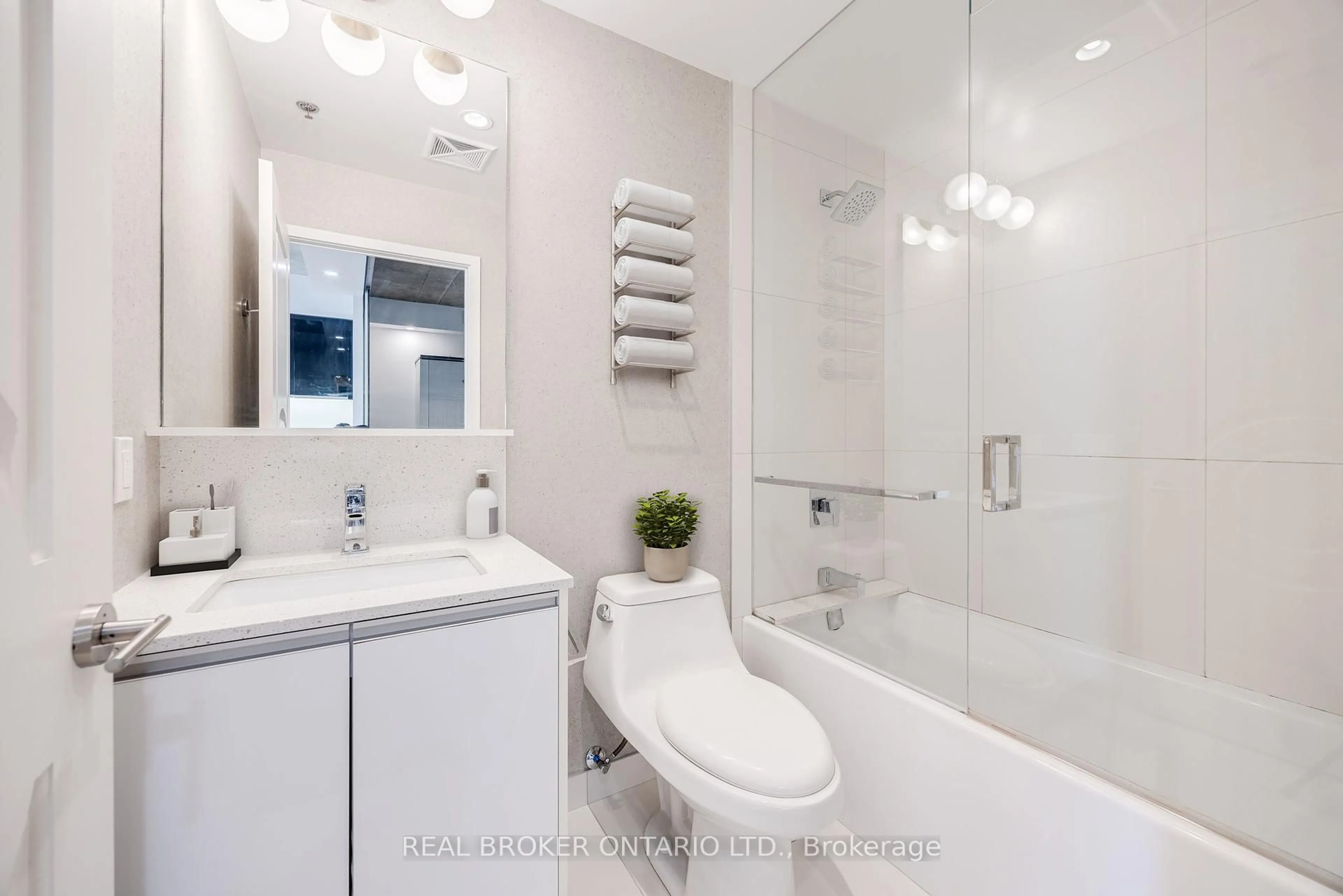 Contemporary bathroom, ceramic/tile floor for 20 Minowan Miikan Lane #925, Toronto Ontario M6J 0E5