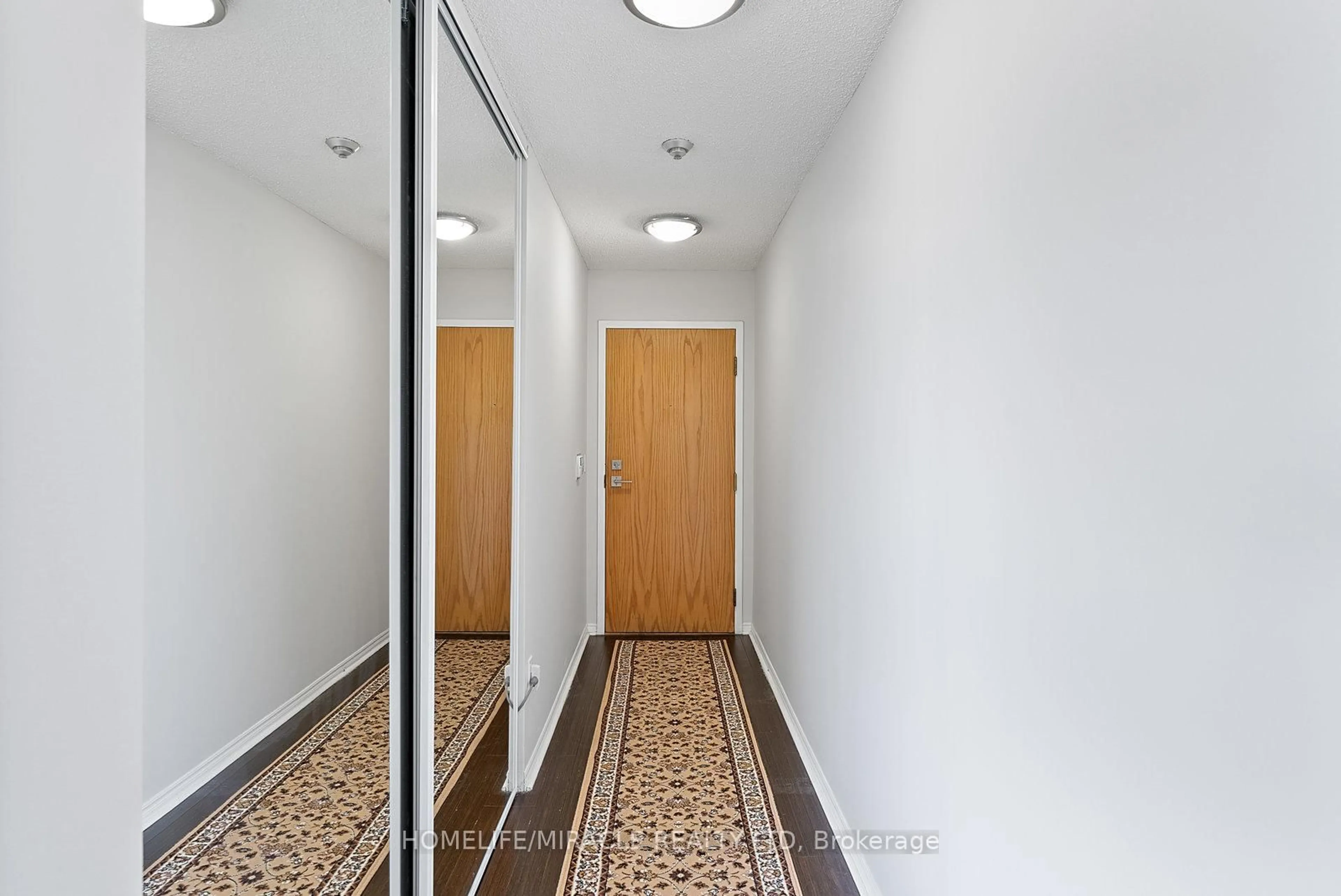 Indoor foyer for 7 Concorde Pl #2009, Toronto Ontario M3C 3N4