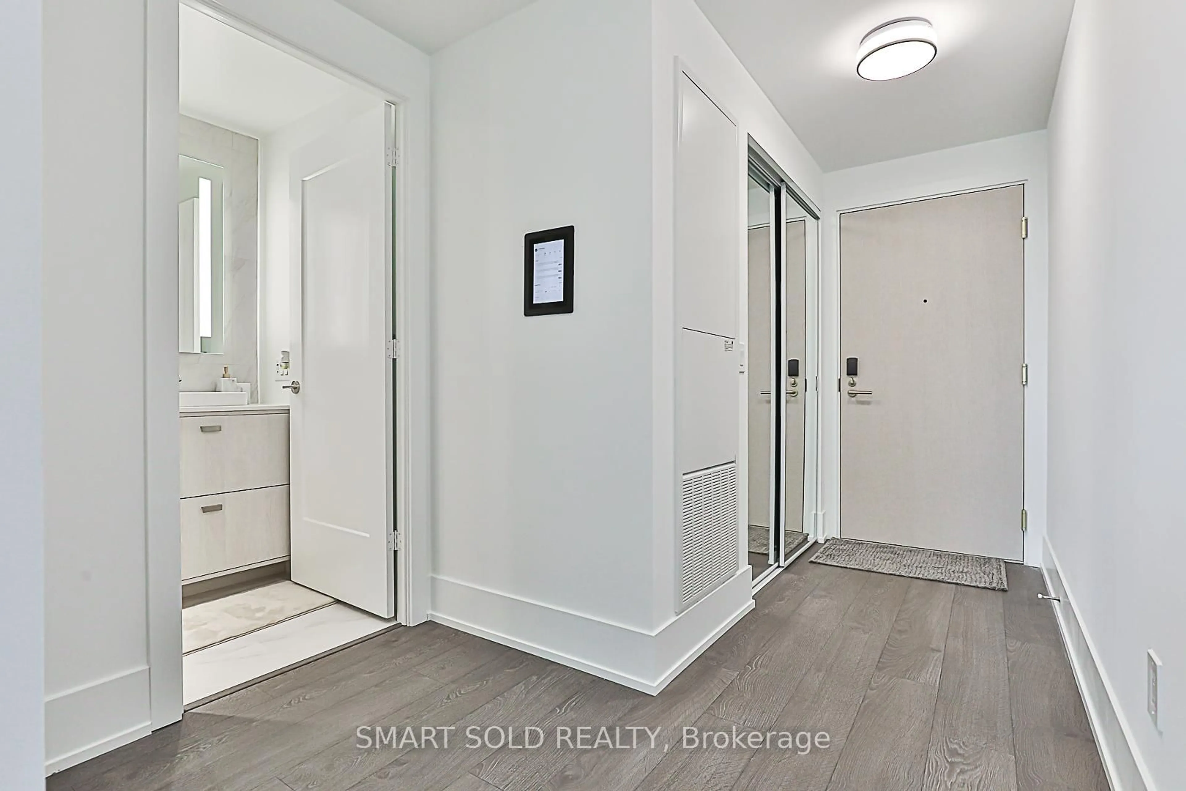 Indoor entryway for 480 Front st west St #1504, Toronto Ontario M5V 0V6