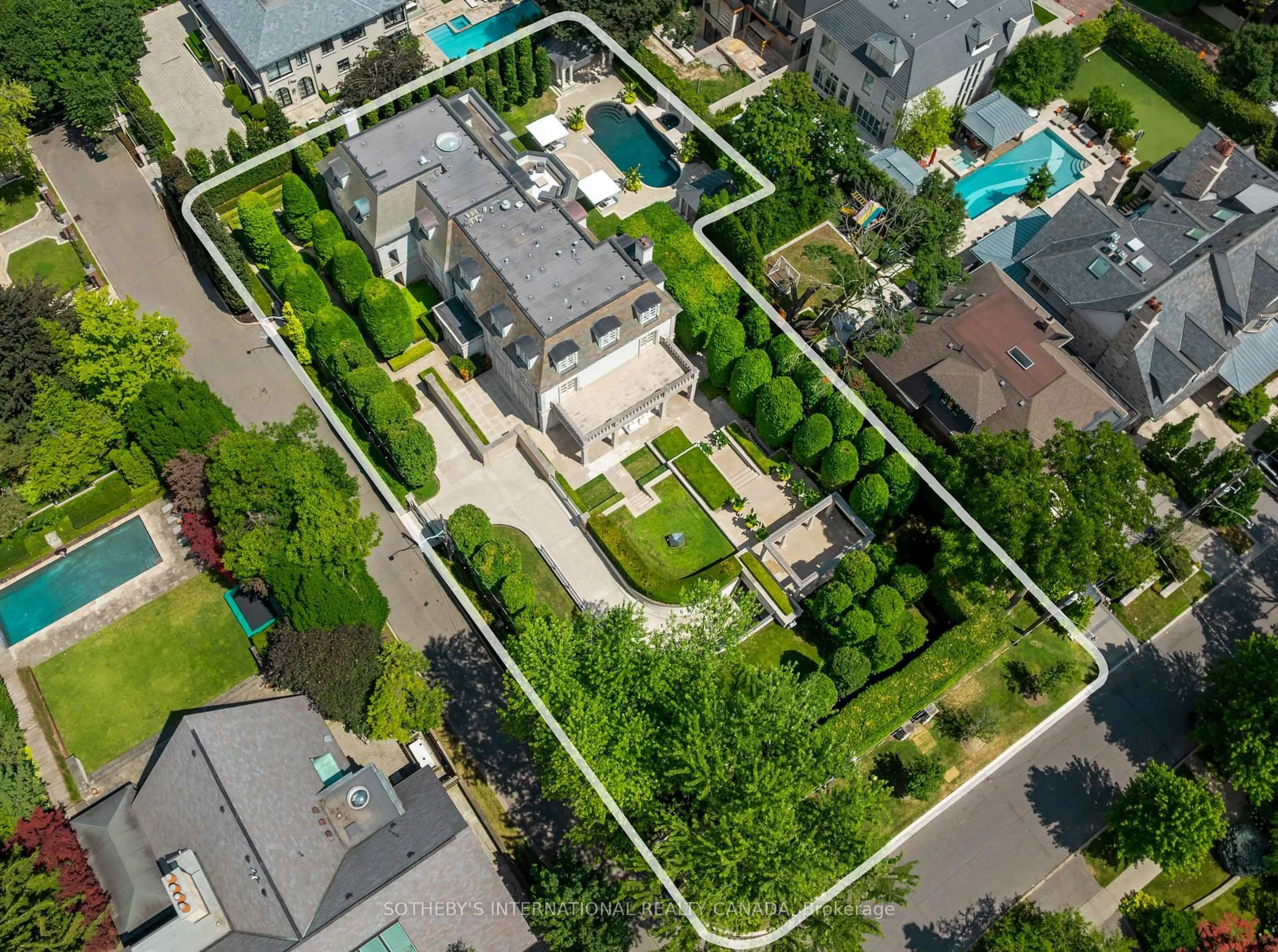 A pic from outside/outdoor area/front of a property/back of a property/a pic from drone, street for 42 Burton Rd, Toronto Ontario M5P 1V2