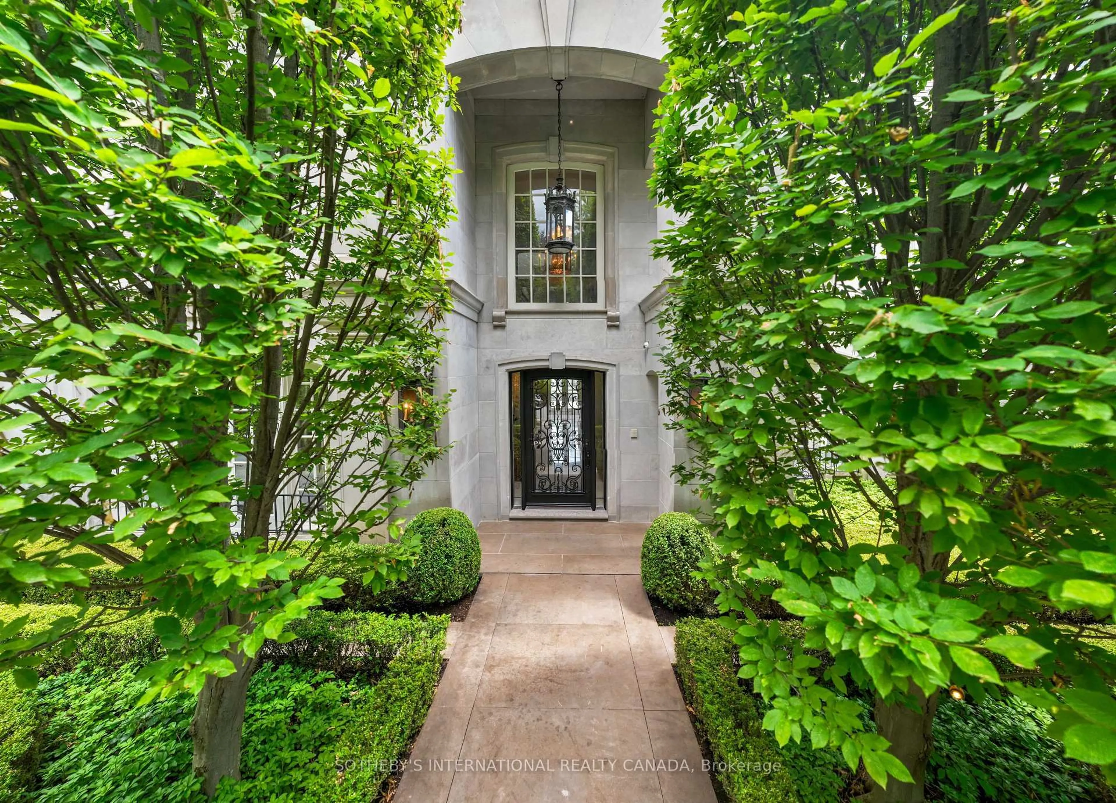 Indoor entryway for 42 Burton Rd, Toronto Ontario M5P 1V2