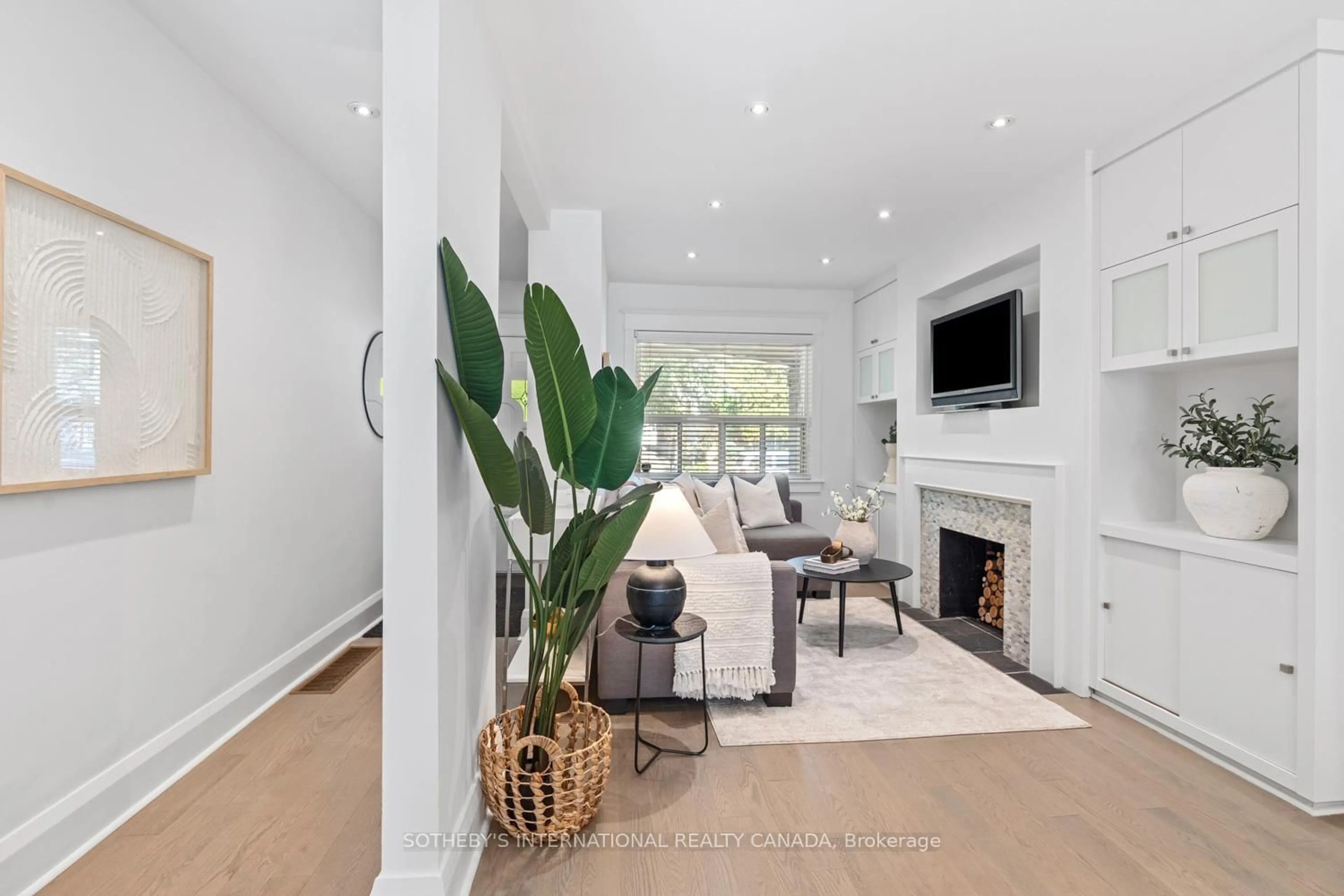 Living room with furniture, unknown for 202 Arlington Ave, Toronto Ontario M6C 2Z5