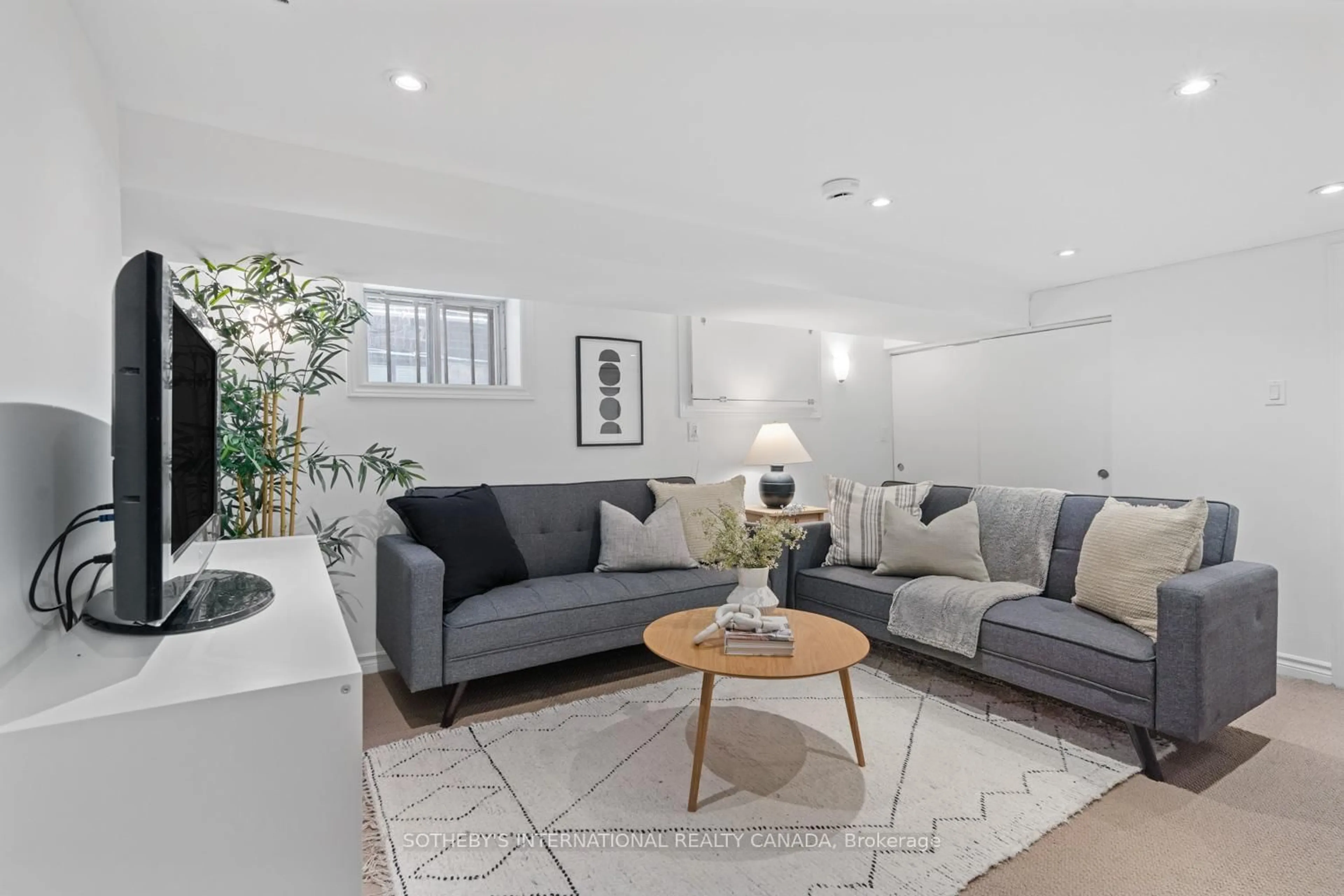 Living room with furniture, unknown for 202 Arlington Ave, Toronto Ontario M6C 2Z5