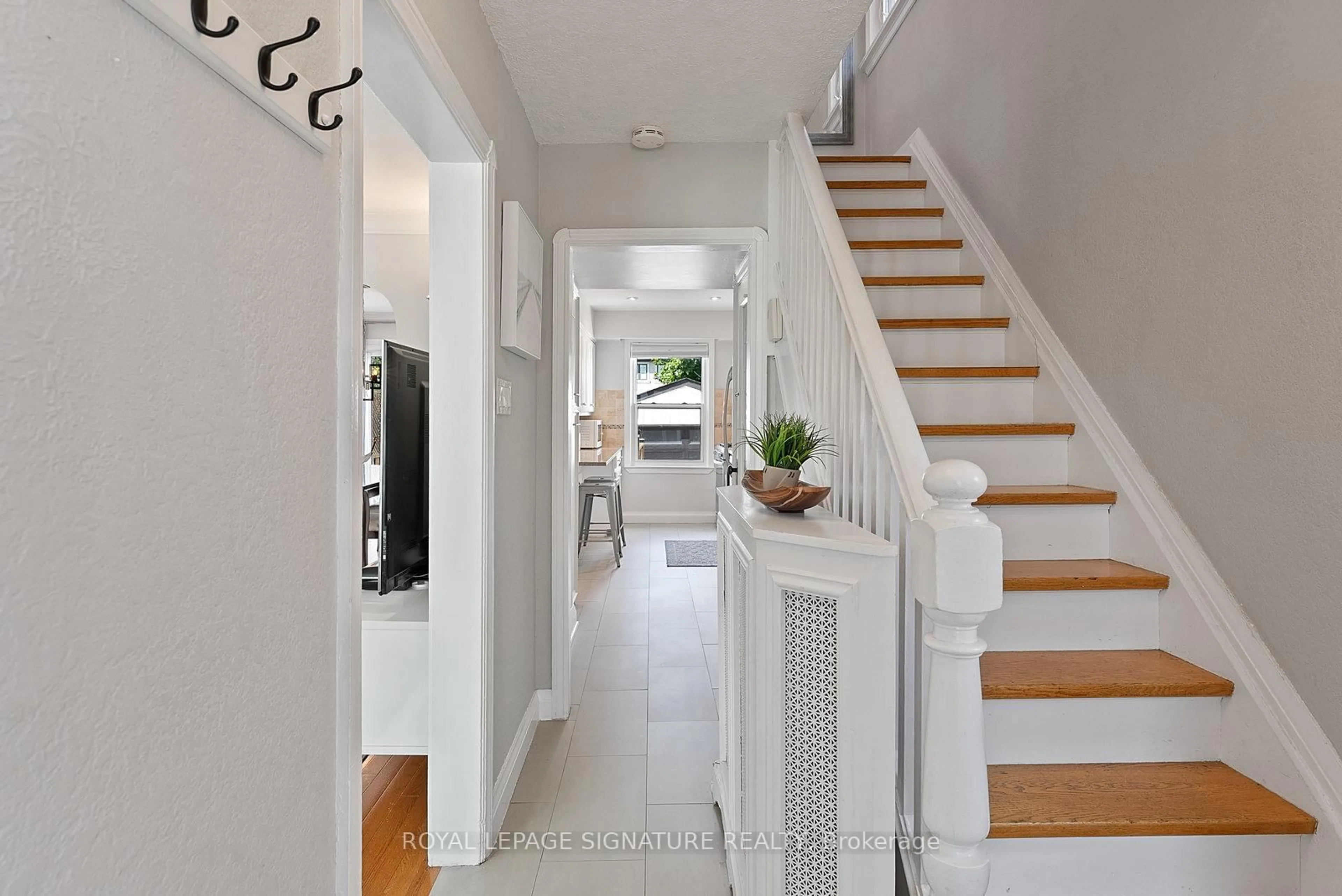 Indoor entryway for 18 Vanderhoof Ave, Toronto Ontario M4G 2H1