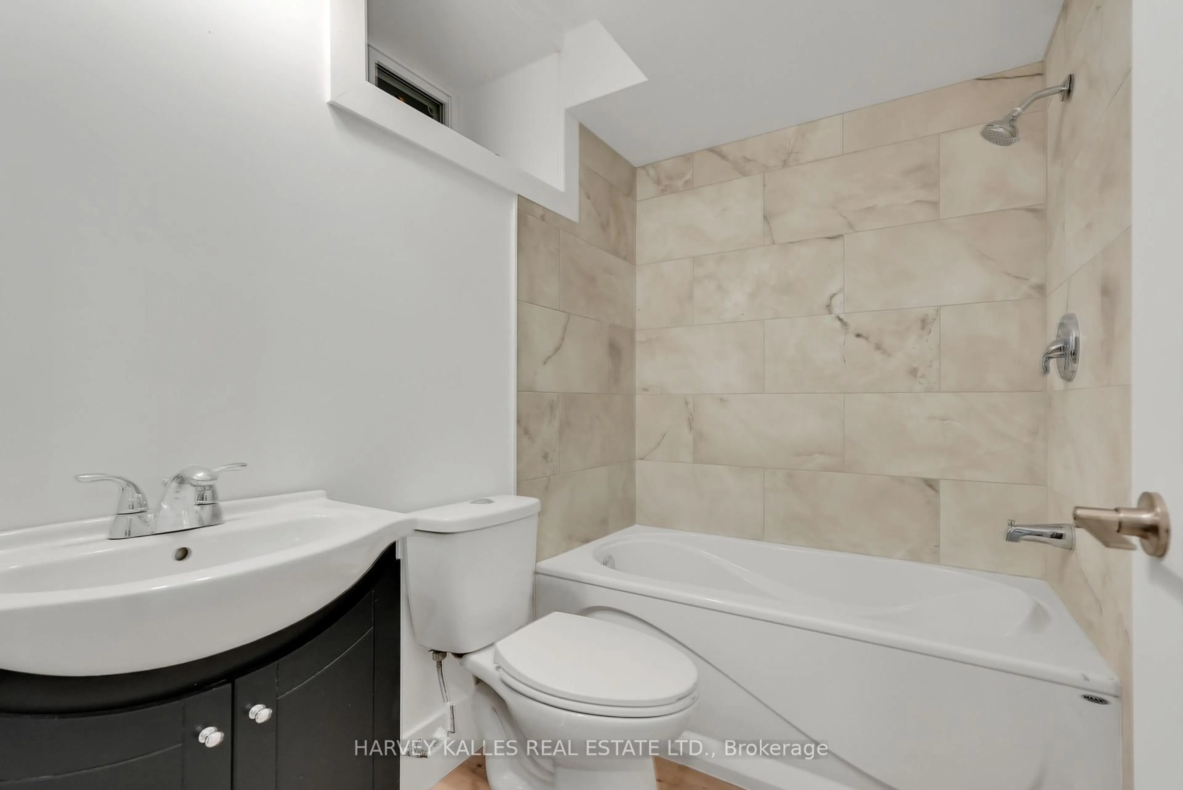 Standard bathroom, ceramic/tile floor for 253 Albany Ave, Toronto Ontario M5R 3C7