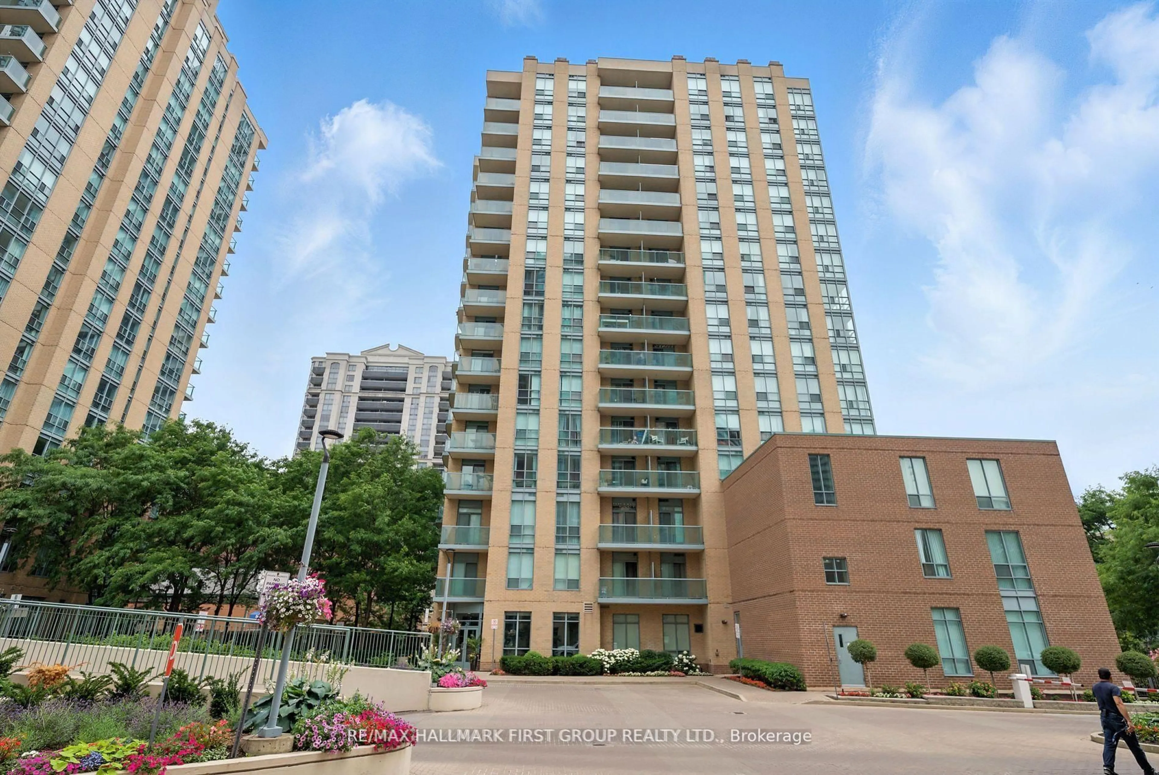 A pic from outside/outdoor area/front of a property/back of a property/a pic from drone, city buildings view from balcony for 28 Olive Ave #612, Toronto Ontario M2N 7E6