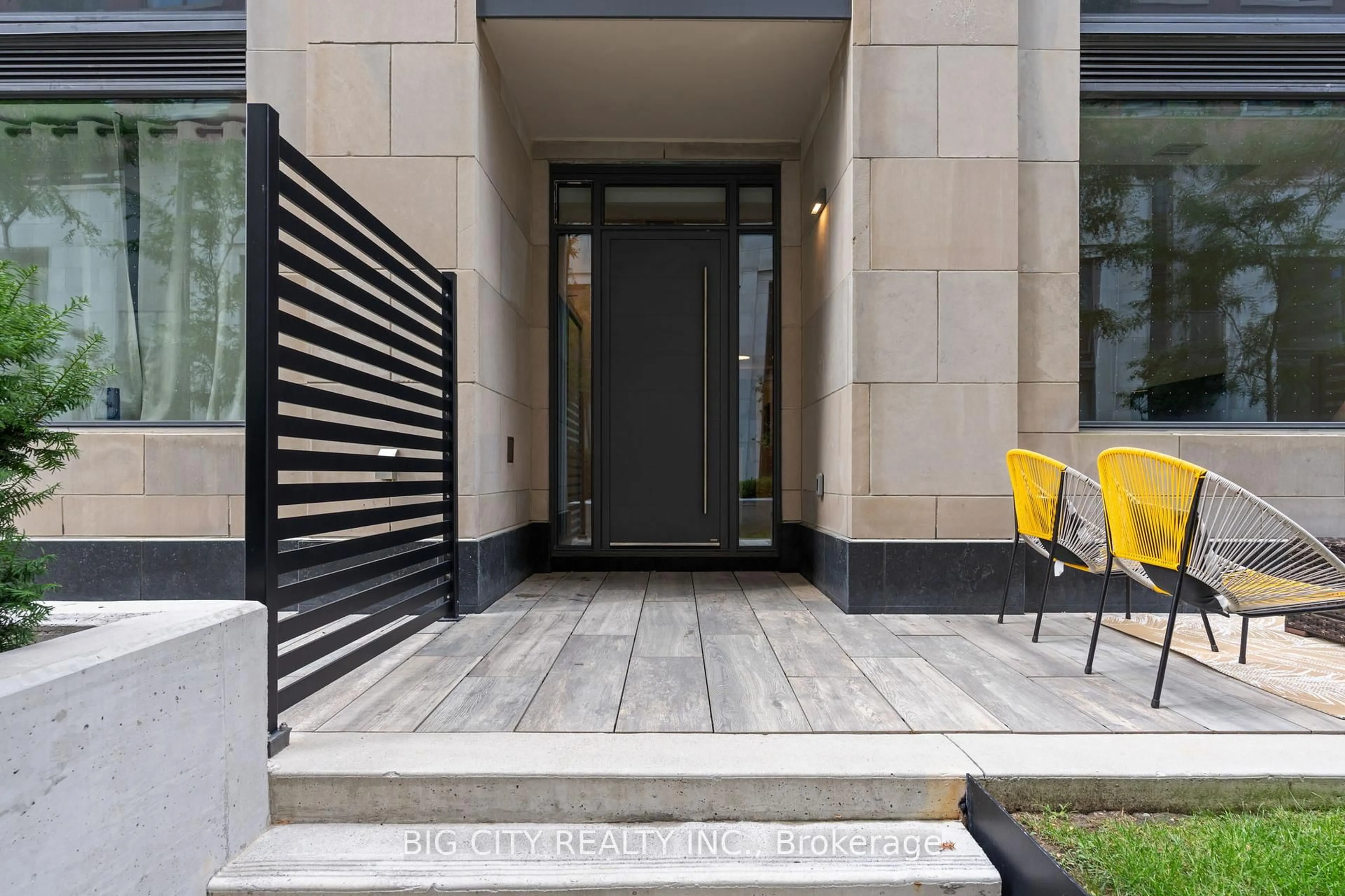 Indoor entryway for 33 Frederick Todd Way #TH03, Toronto Ontario M4G 0C9