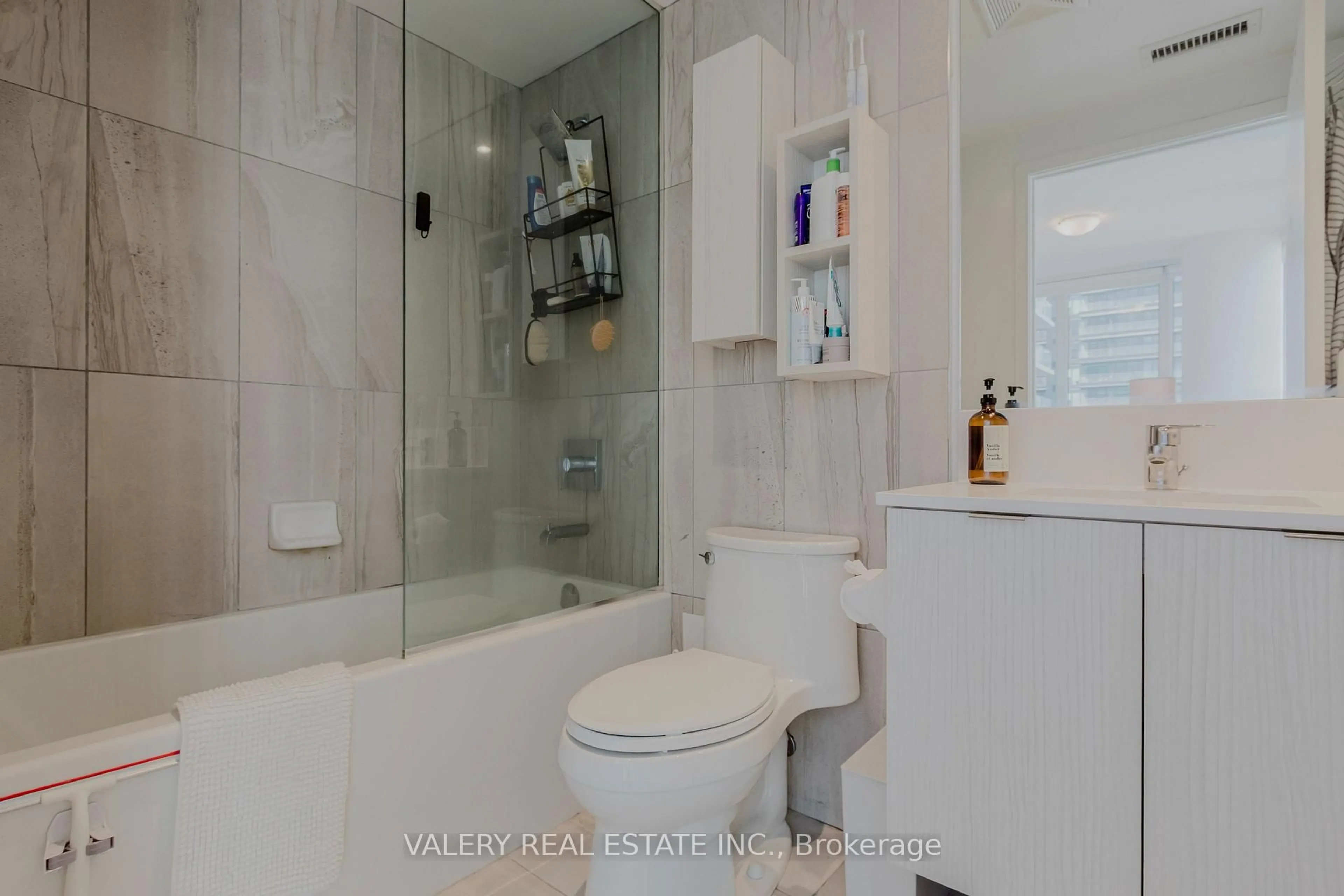 Standard bathroom, ceramic/tile floor for 195 Redpath Ave #712, Toronto Ontario M4P 0E4