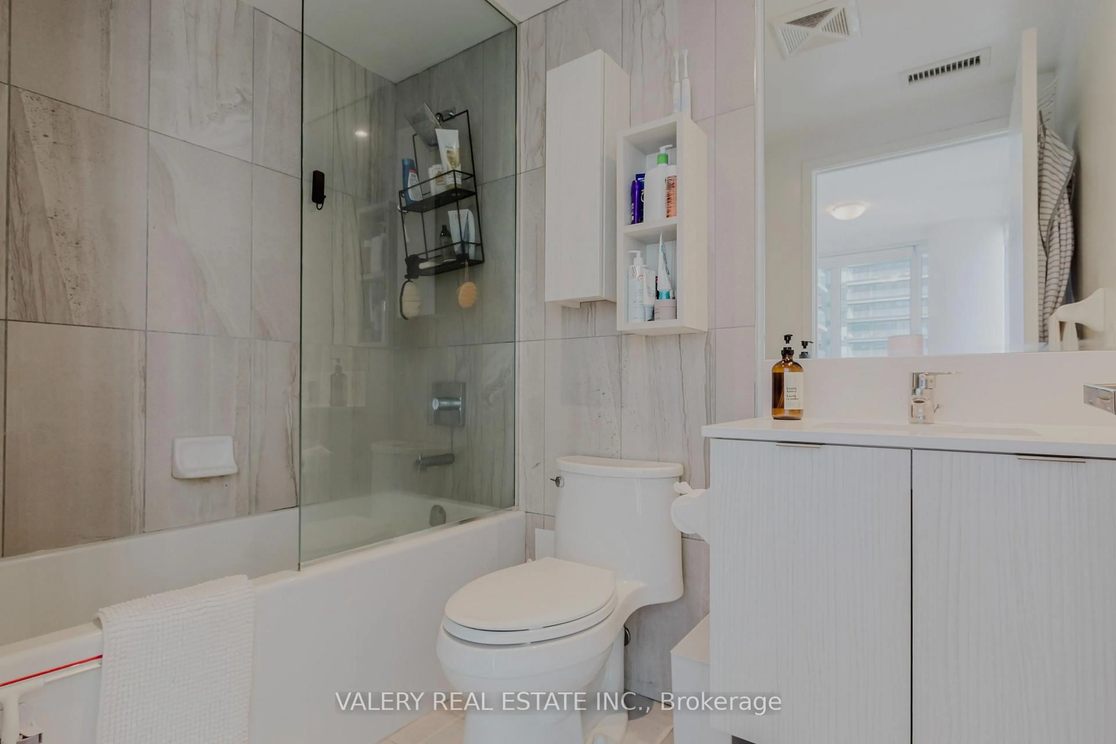 Standard bathroom, ceramic/tile floor for 195 Redpath Ave #712, Toronto Ontario M4P 0E4