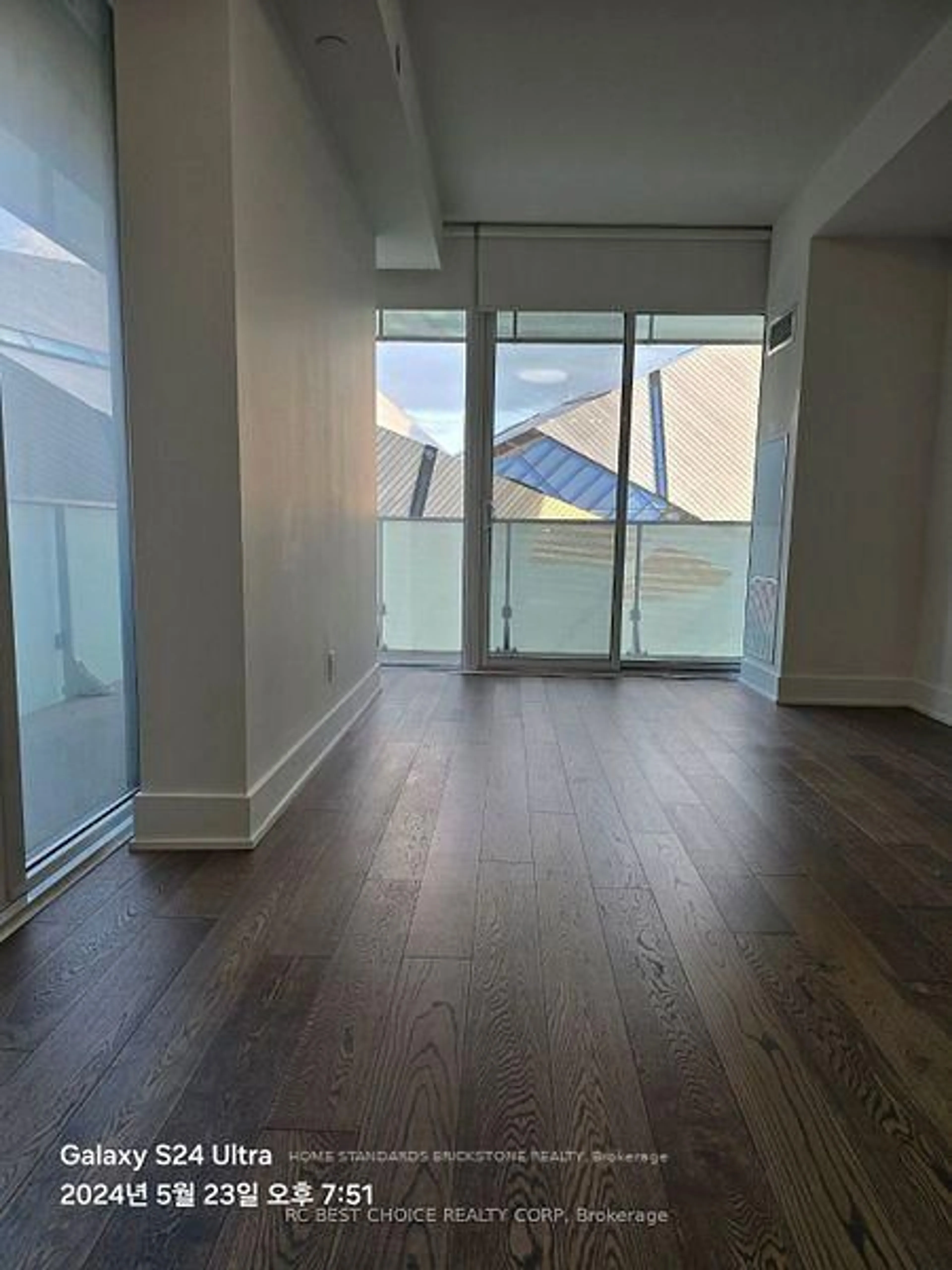 A pic of a room for 200 Bloor St #605, Toronto Ontario M5S 0B1