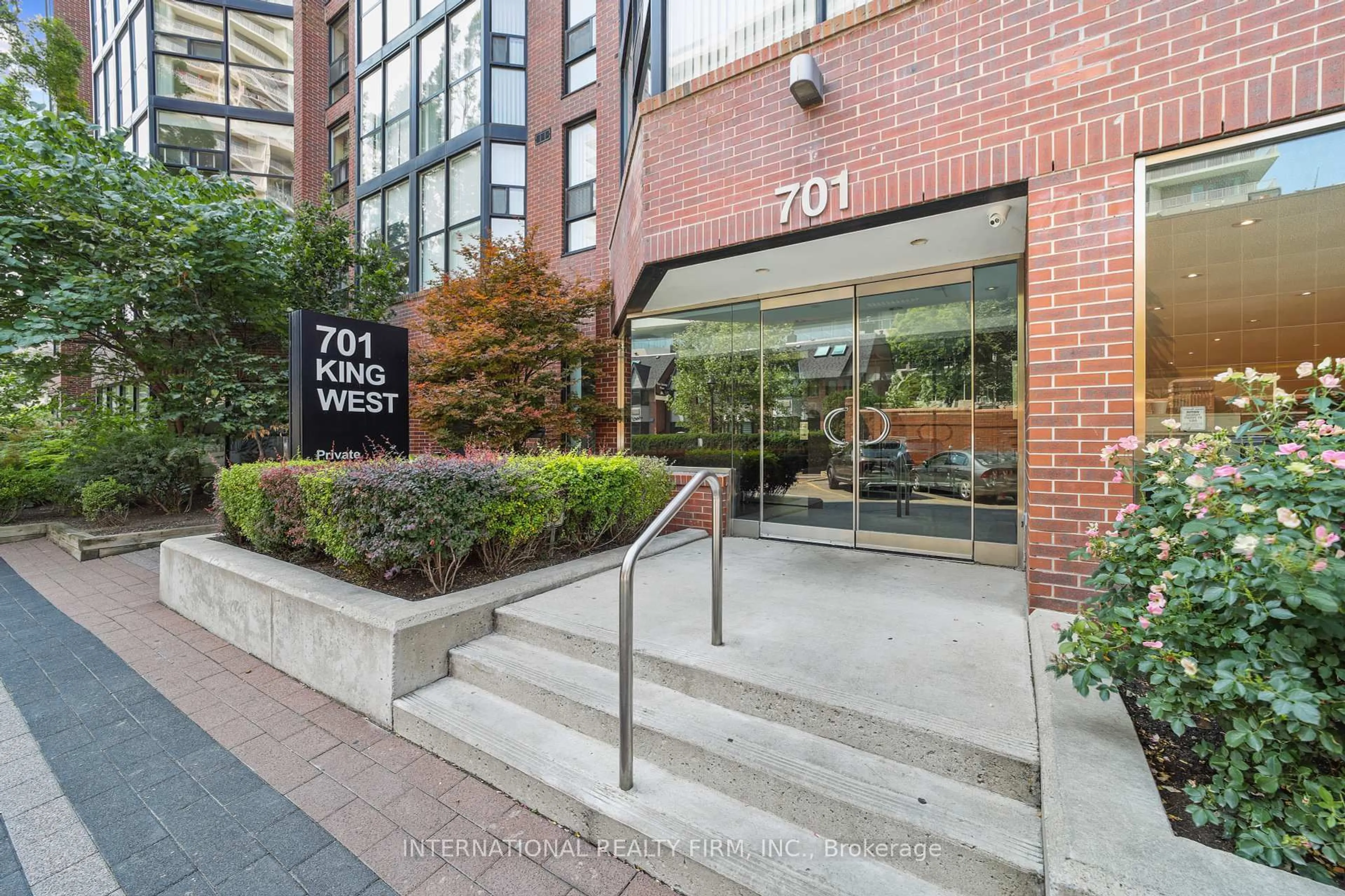 Indoor foyer for 701 King St #713, Toronto Ontario M5V 2W7