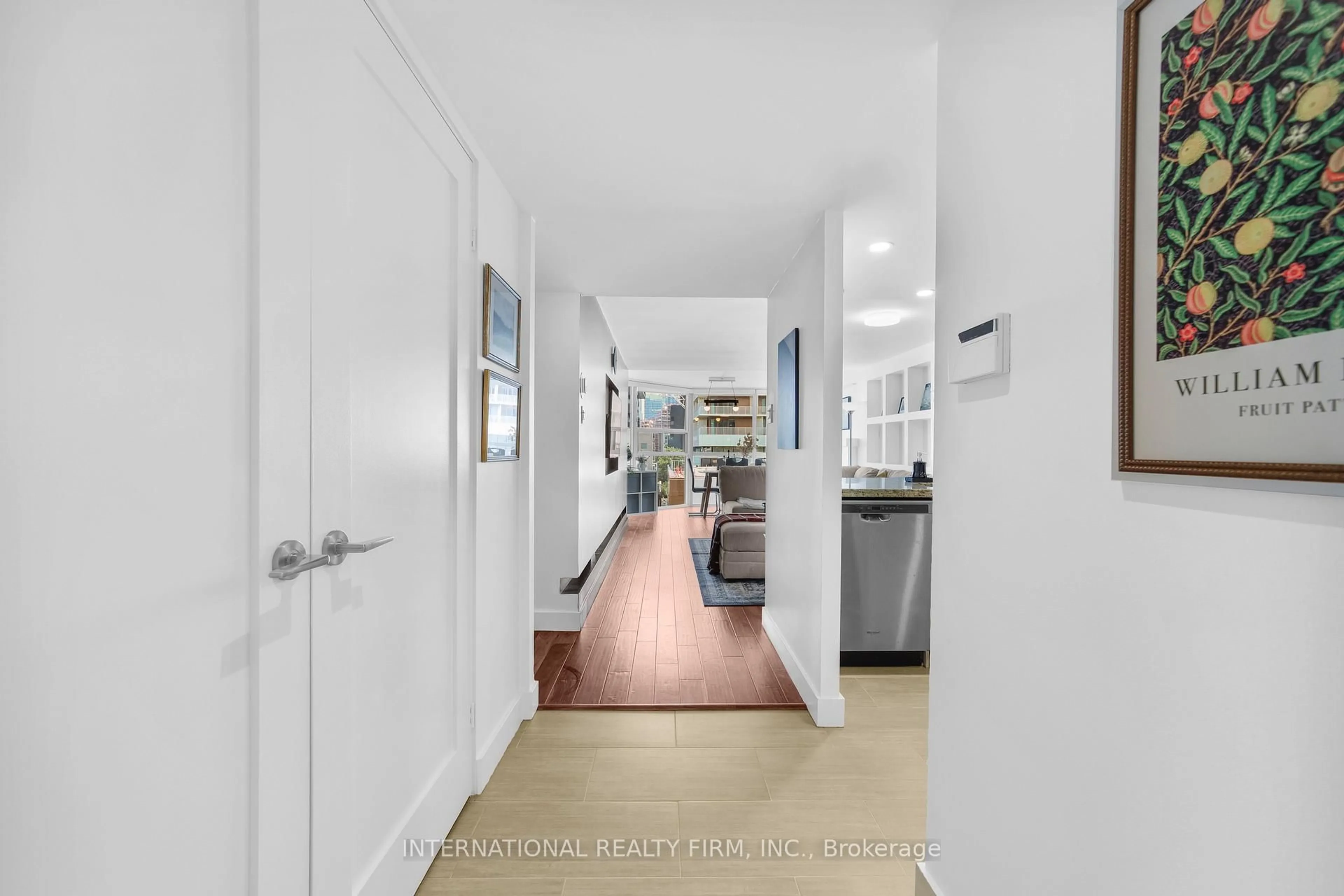 Indoor foyer for 701 King St #713, Toronto Ontario M5V 2W7