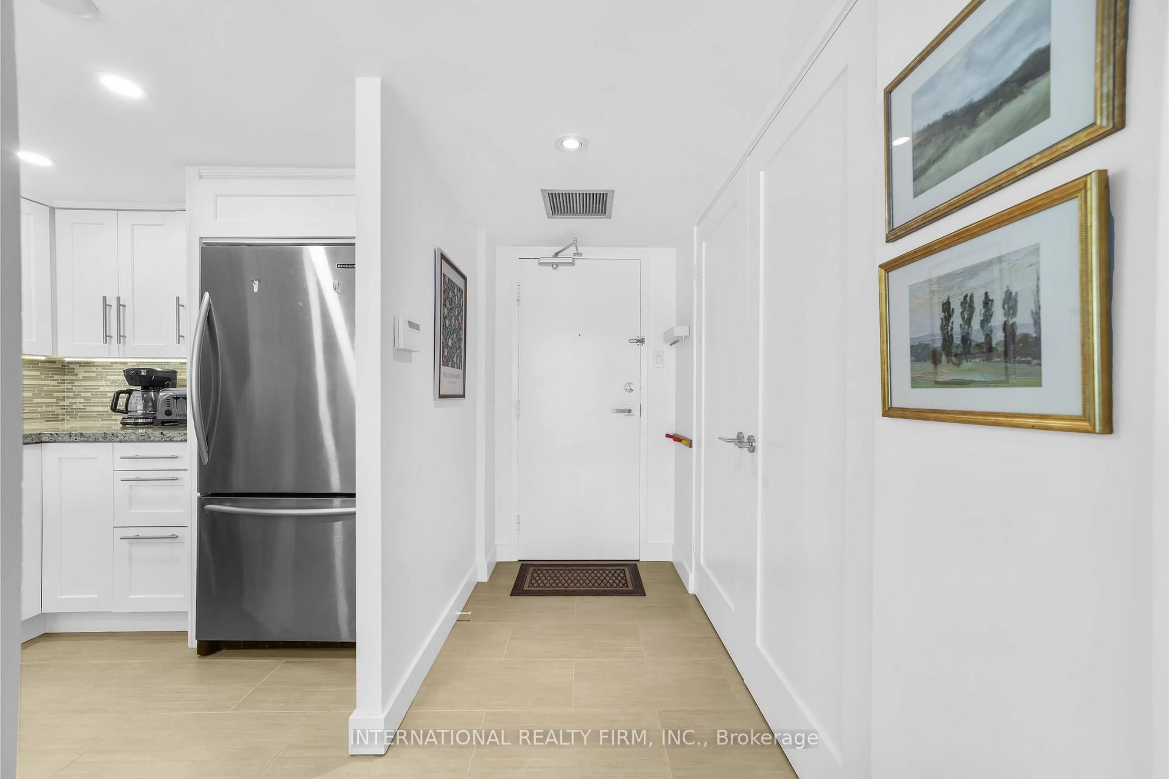Indoor foyer for 701 King St #713, Toronto Ontario M5V 2W7