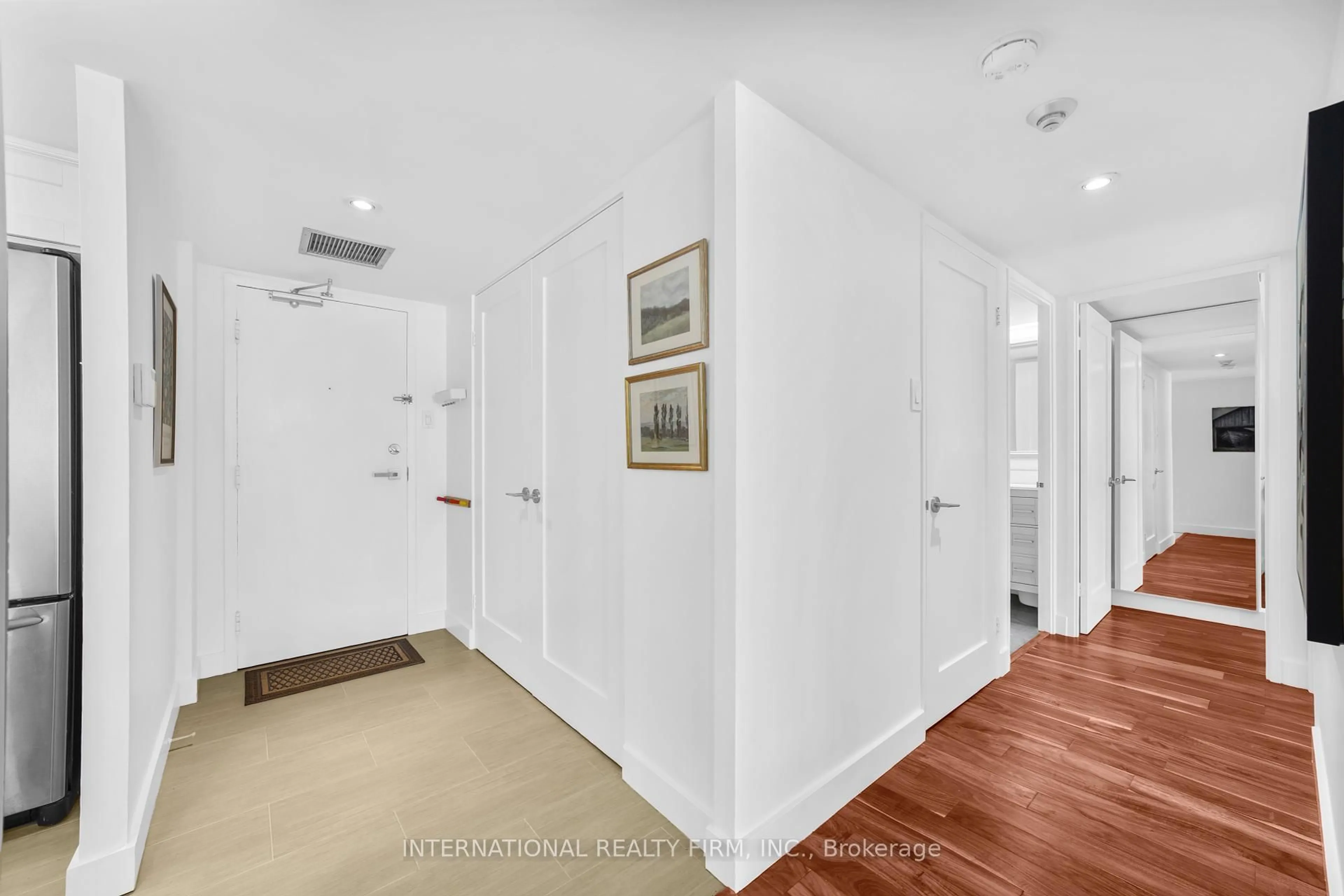 Indoor foyer for 701 King St #713, Toronto Ontario M5V 2W7
